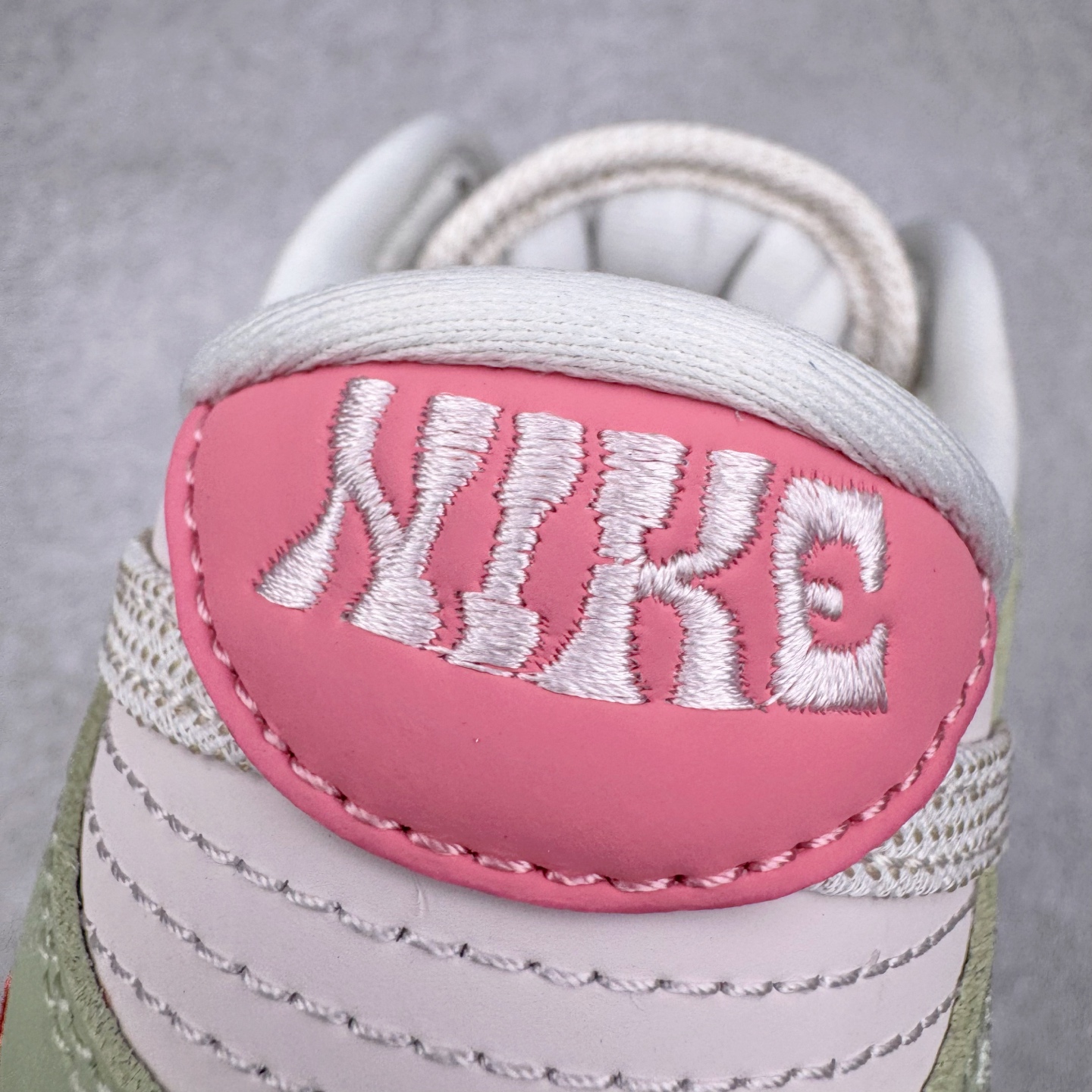 图片[15]-＃YC纯原 NK Dunk Low 蘑菇绿粉 IB8876-661 实力大厂出品 新配色陆续开发 利润个位数只为口碑 全套原纸板楦头开发 确保原汁原味 完美呈现DUNK版型 一比一鞋头弧度高度鞋身弧度 此版本只针对中端市场 皮料材质有所更替 其他数据细节工艺流程均保持一致 绝不口嗨 细节品控鞋型随意对比 独家私模官方第六代原厂航空铝磨具打磨大底 鞋头坡度极致还原 无解鞋型 原盒原配 圈内天花板工艺 原厂玻璃冲刀 超高清洁度 全鞋零毛边皮料切割 原厂中底布点胶 中底布拉帮走线遵循公司 尺码：36 36.5 37.5 38 38.5 39 40 40.5 41 42 42.5 43 44 44.5 45 46-选品中心