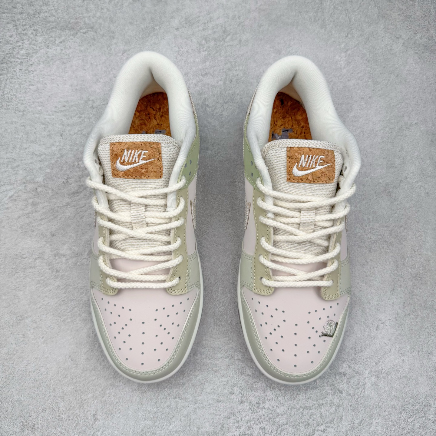 图片[2]-＃YC纯原 NK Dunk Low 蘑菇绿粉 IB8876-661 实力大厂出品 新配色陆续开发 利润个位数只为口碑 全套原纸板楦头开发 确保原汁原味 完美呈现DUNK版型 一比一鞋头弧度高度鞋身弧度 此版本只针对中端市场 皮料材质有所更替 其他数据细节工艺流程均保持一致 绝不口嗨 细节品控鞋型随意对比 独家私模官方第六代原厂航空铝磨具打磨大底 鞋头坡度极致还原 无解鞋型 原盒原配 圈内天花板工艺 原厂玻璃冲刀 超高清洁度 全鞋零毛边皮料切割 原厂中底布点胶 中底布拉帮走线遵循公司 尺码：36 36.5 37.5 38 38.5 39 40 40.5 41 42 42.5 43 44 44.5 45 46-选品中心