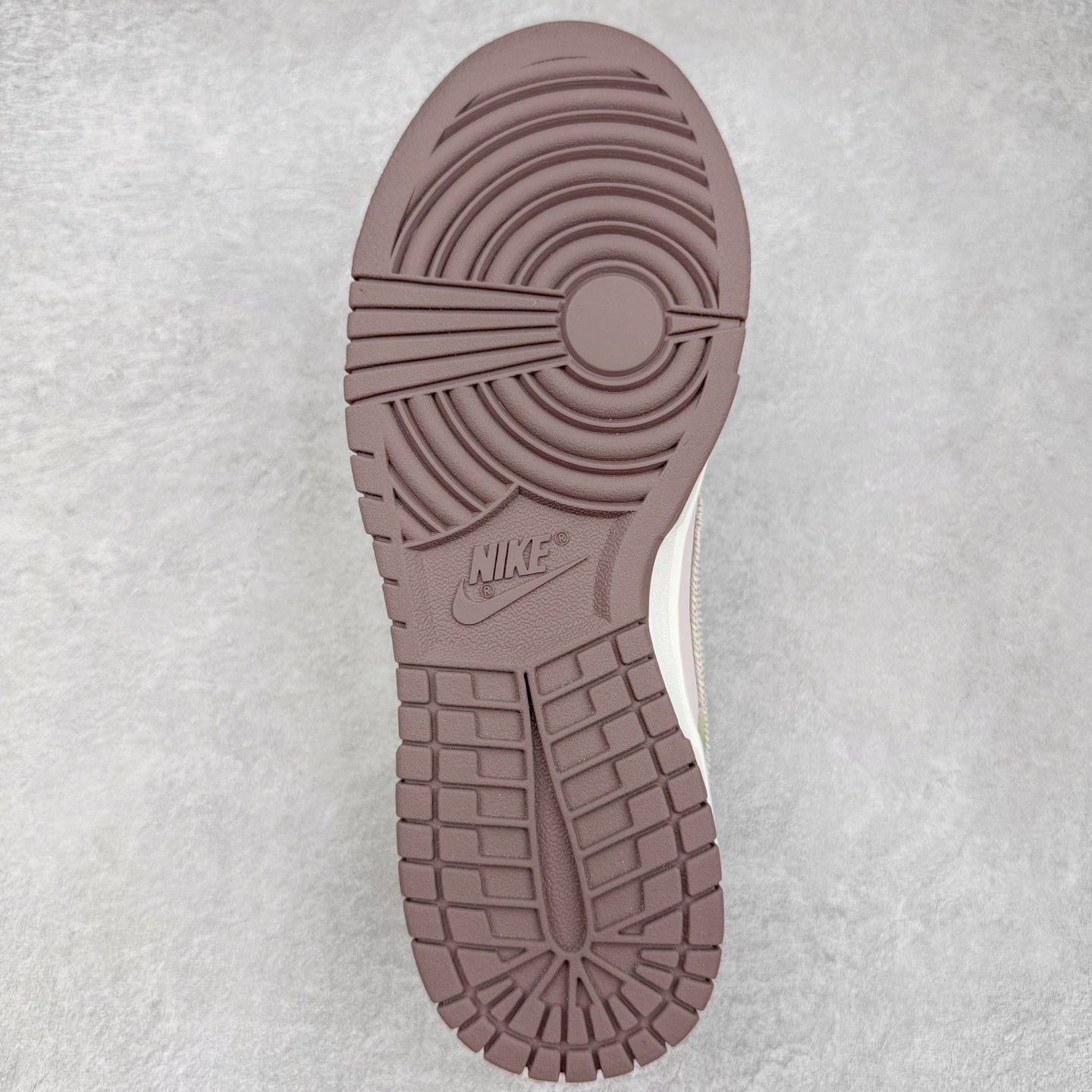 图片[9]-＃YC纯原 NK Dunk Low 蘑菇绿粉 IB8876-661 实力大厂出品 新配色陆续开发 利润个位数只为口碑 全套原纸板楦头开发 确保原汁原味 完美呈现DUNK版型 一比一鞋头弧度高度鞋身弧度 此版本只针对中端市场 皮料材质有所更替 其他数据细节工艺流程均保持一致 绝不口嗨 细节品控鞋型随意对比 独家私模官方第六代原厂航空铝磨具打磨大底 鞋头坡度极致还原 无解鞋型 原盒原配 圈内天花板工艺 原厂玻璃冲刀 超高清洁度 全鞋零毛边皮料切割 原厂中底布点胶 中底布拉帮走线遵循公司 尺码：36 36.5 37.5 38 38.5 39 40 40.5 41 42 42.5 43 44 44.5 45 46-选品中心