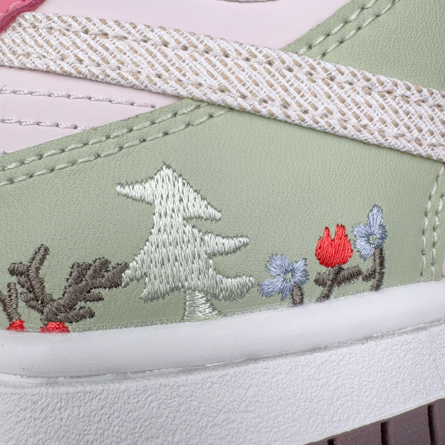 图片[14]-＃YC纯原 NK Dunk Low 蘑菇绿粉 IB8876-661 实力大厂出品 新配色陆续开发 利润个位数只为口碑 全套原纸板楦头开发 确保原汁原味 完美呈现DUNK版型 一比一鞋头弧度高度鞋身弧度 此版本只针对中端市场 皮料材质有所更替 其他数据细节工艺流程均保持一致 绝不口嗨 细节品控鞋型随意对比 独家私模官方第六代原厂航空铝磨具打磨大底 鞋头坡度极致还原 无解鞋型 原盒原配 圈内天花板工艺 原厂玻璃冲刀 超高清洁度 全鞋零毛边皮料切割 原厂中底布点胶 中底布拉帮走线遵循公司 尺码：36 36.5 37.5 38 38.5 39 40 40.5 41 42 42.5 43 44 44.5 45 46-选品中心