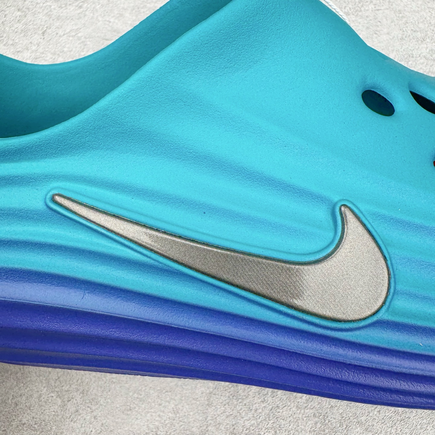 图片[18]-＃Lw纯原 NK ReactX Rejuven8 简约舒适百搭洞洞鞋 FV5060-301 重金购入原鞋及原档案磨具生产指令开发 唯一正确组合大底 组合侧面Logo 鞋头不过分上翘 后跟Logo 凹凸明显 轮廓分明 LOGO内侧钢印清晰工整 原厂磨具全鞋无多余毛边 同源公司EVA粒子环保塑料 原厂指令配方 无任何异味 弹性卡色均保持原鞋一致 匠心打造 鞋口弧度大小 鞋面色泽质感同步原鞋 LOGO内侧钢印清晰工整 从名字就能看出，这款鞋搭载了React X缓震科技，保证了舒适的脚感和轻盈的穿着体验。设计上，这双鞋采用了近几年非常流行的洞洞鞋风格，但特别之处在于加入了波浪纹路细节，让整个鞋型看起来更有立体感，视觉上也增添了几分现代感。尺码：36 36.5 37.5 38 38.5 39 40 40.5 41 42 42.5 43 44 44.5 45 46.5 47.5 48.5-选品中心