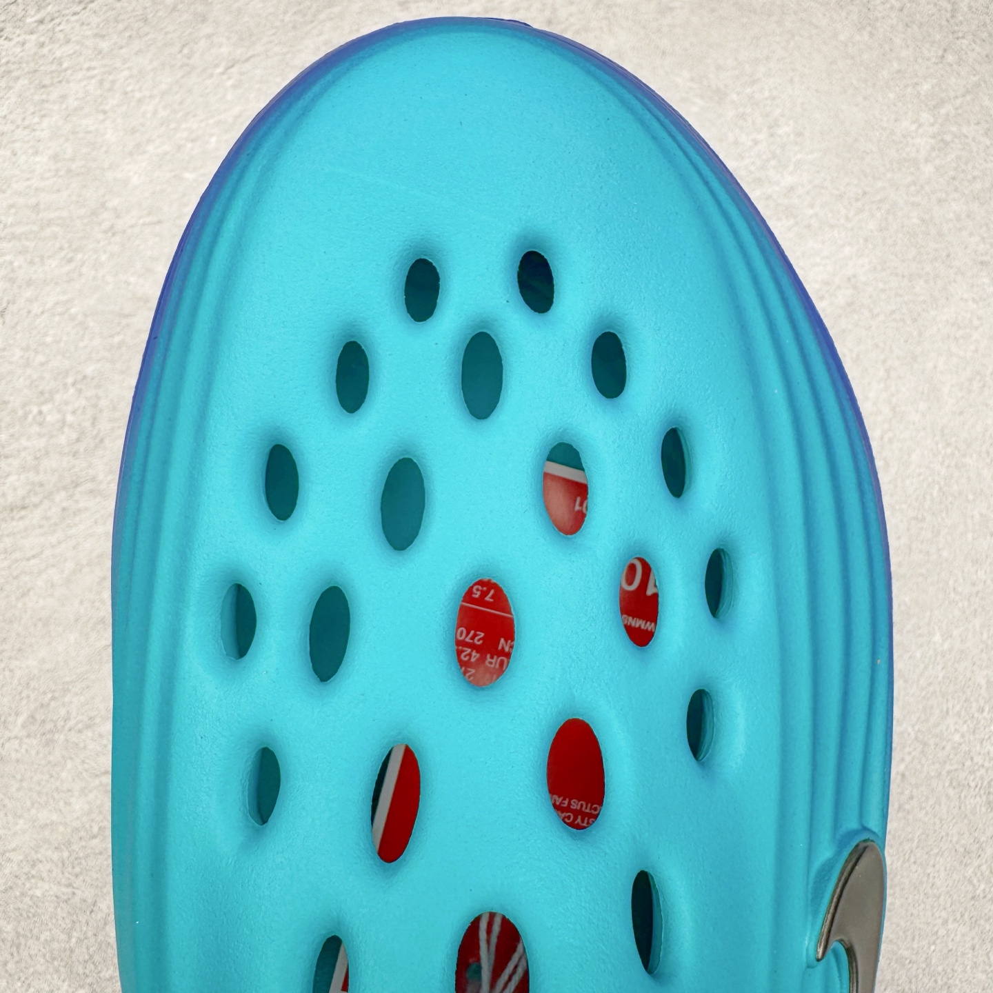 图片[17]-＃Lw纯原 NK ReactX Rejuven8 简约舒适百搭洞洞鞋 FV5060-301 重金购入原鞋及原档案磨具生产指令开发 唯一正确组合大底 组合侧面Logo 鞋头不过分上翘 后跟Logo 凹凸明显 轮廓分明 LOGO内侧钢印清晰工整 原厂磨具全鞋无多余毛边 同源公司EVA粒子环保塑料 原厂指令配方 无任何异味 弹性卡色均保持原鞋一致 匠心打造 鞋口弧度大小 鞋面色泽质感同步原鞋 LOGO内侧钢印清晰工整 从名字就能看出，这款鞋搭载了React X缓震科技，保证了舒适的脚感和轻盈的穿着体验。设计上，这双鞋采用了近几年非常流行的洞洞鞋风格，但特别之处在于加入了波浪纹路细节，让整个鞋型看起来更有立体感，视觉上也增添了几分现代感。尺码：36 36.5 37.5 38 38.5 39 40 40.5 41 42 42.5 43 44 44.5 45 46.5 47.5 48.5-选品中心