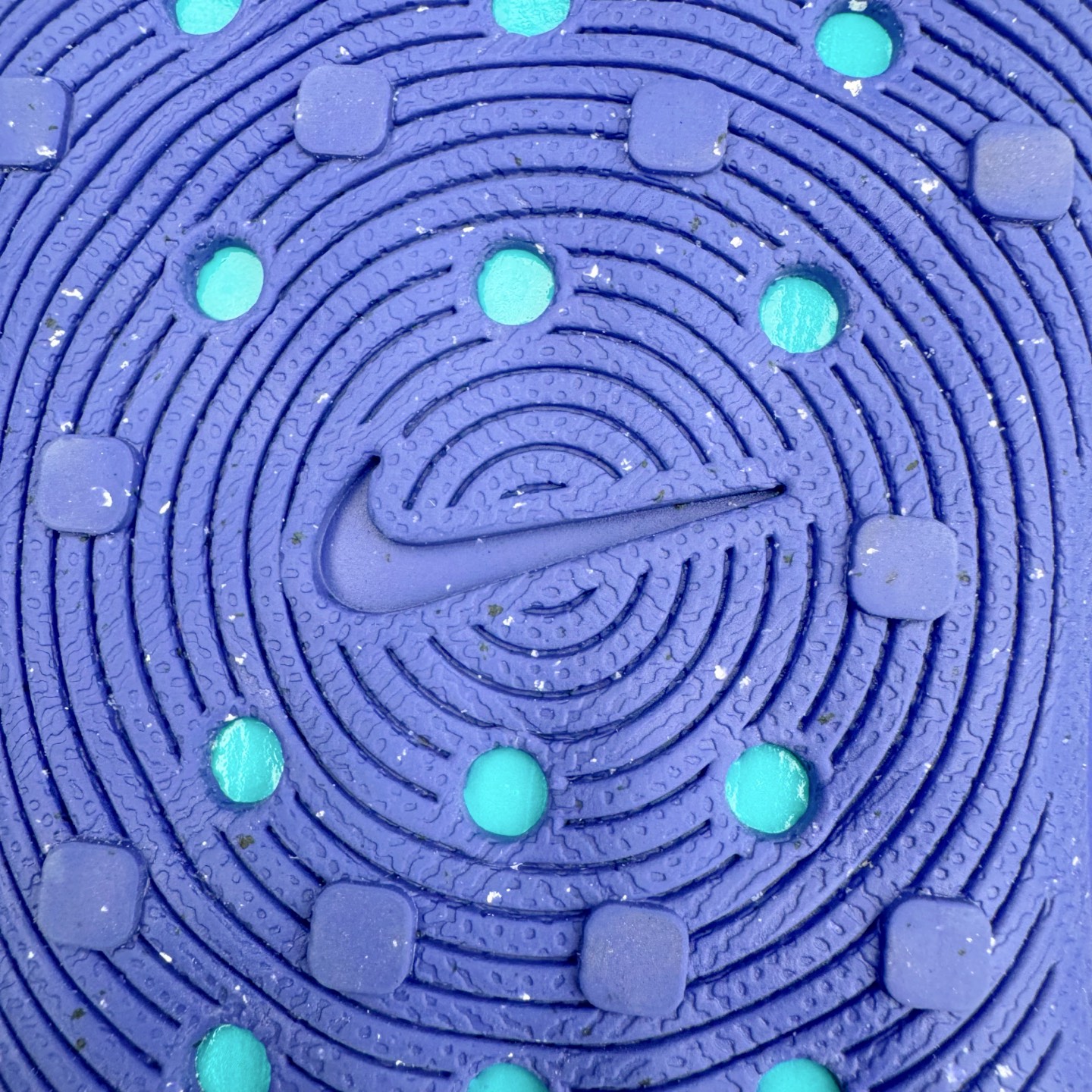 图片[12]-＃Lw纯原 NK ReactX Rejuven8 简约舒适百搭洞洞鞋 FV5060-301 重金购入原鞋及原档案磨具生产指令开发 唯一正确组合大底 组合侧面Logo 鞋头不过分上翘 后跟Logo 凹凸明显 轮廓分明 LOGO内侧钢印清晰工整 原厂磨具全鞋无多余毛边 同源公司EVA粒子环保塑料 原厂指令配方 无任何异味 弹性卡色均保持原鞋一致 匠心打造 鞋口弧度大小 鞋面色泽质感同步原鞋 LOGO内侧钢印清晰工整 从名字就能看出，这款鞋搭载了React X缓震科技，保证了舒适的脚感和轻盈的穿着体验。设计上，这双鞋采用了近几年非常流行的洞洞鞋风格，但特别之处在于加入了波浪纹路细节，让整个鞋型看起来更有立体感，视觉上也增添了几分现代感。尺码：36 36.5 37.5 38 38.5 39 40 40.5 41 42 42.5 43 44 44.5 45 46.5 47.5 48.5-选品中心