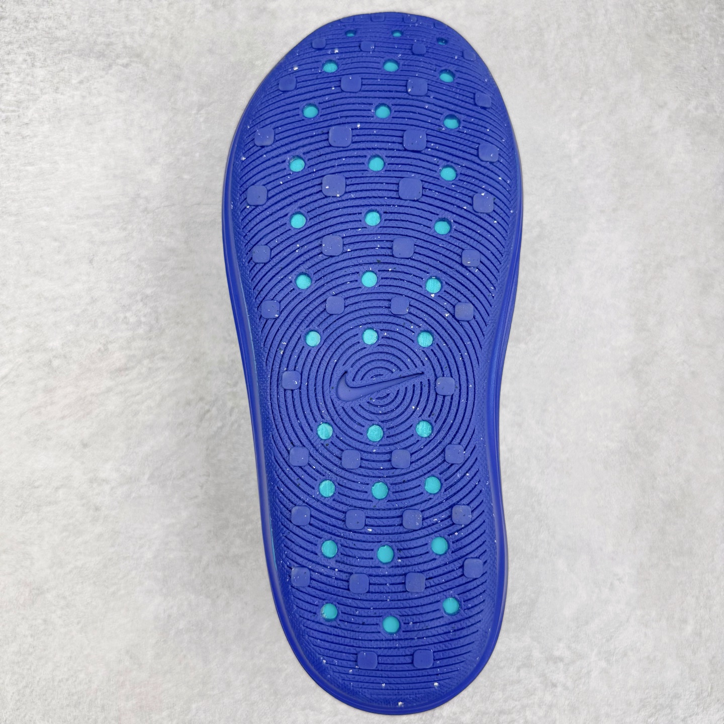 图片[9]-＃Lw纯原 NK ReactX Rejuven8 简约舒适百搭洞洞鞋 FV5060-301 重金购入原鞋及原档案磨具生产指令开发 唯一正确组合大底 组合侧面Logo 鞋头不过分上翘 后跟Logo 凹凸明显 轮廓分明 LOGO内侧钢印清晰工整 原厂磨具全鞋无多余毛边 同源公司EVA粒子环保塑料 原厂指令配方 无任何异味 弹性卡色均保持原鞋一致 匠心打造 鞋口弧度大小 鞋面色泽质感同步原鞋 LOGO内侧钢印清晰工整 从名字就能看出，这款鞋搭载了React X缓震科技，保证了舒适的脚感和轻盈的穿着体验。设计上，这双鞋采用了近几年非常流行的洞洞鞋风格，但特别之处在于加入了波浪纹路细节，让整个鞋型看起来更有立体感，视觉上也增添了几分现代感。尺码：36 36.5 37.5 38 38.5 39 40 40.5 41 42 42.5 43 44 44.5 45 46.5 47.5 48.5-选品中心