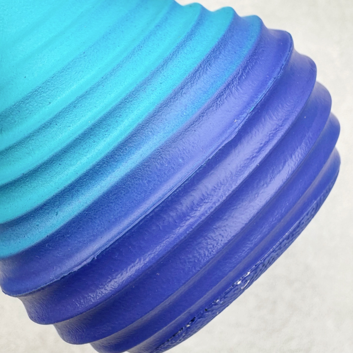 图片[14]-＃Lw纯原 NK ReactX Rejuven8 简约舒适百搭洞洞鞋 FV5060-301 重金购入原鞋及原档案磨具生产指令开发 唯一正确组合大底 组合侧面Logo 鞋头不过分上翘 后跟Logo 凹凸明显 轮廓分明 LOGO内侧钢印清晰工整 原厂磨具全鞋无多余毛边 同源公司EVA粒子环保塑料 原厂指令配方 无任何异味 弹性卡色均保持原鞋一致 匠心打造 鞋口弧度大小 鞋面色泽质感同步原鞋 LOGO内侧钢印清晰工整 从名字就能看出，这款鞋搭载了React X缓震科技，保证了舒适的脚感和轻盈的穿着体验。设计上，这双鞋采用了近几年非常流行的洞洞鞋风格，但特别之处在于加入了波浪纹路细节，让整个鞋型看起来更有立体感，视觉上也增添了几分现代感。尺码：36 36.5 37.5 38 38.5 39 40 40.5 41 42 42.5 43 44 44.5 45 46.5 47.5 48.5-选品中心