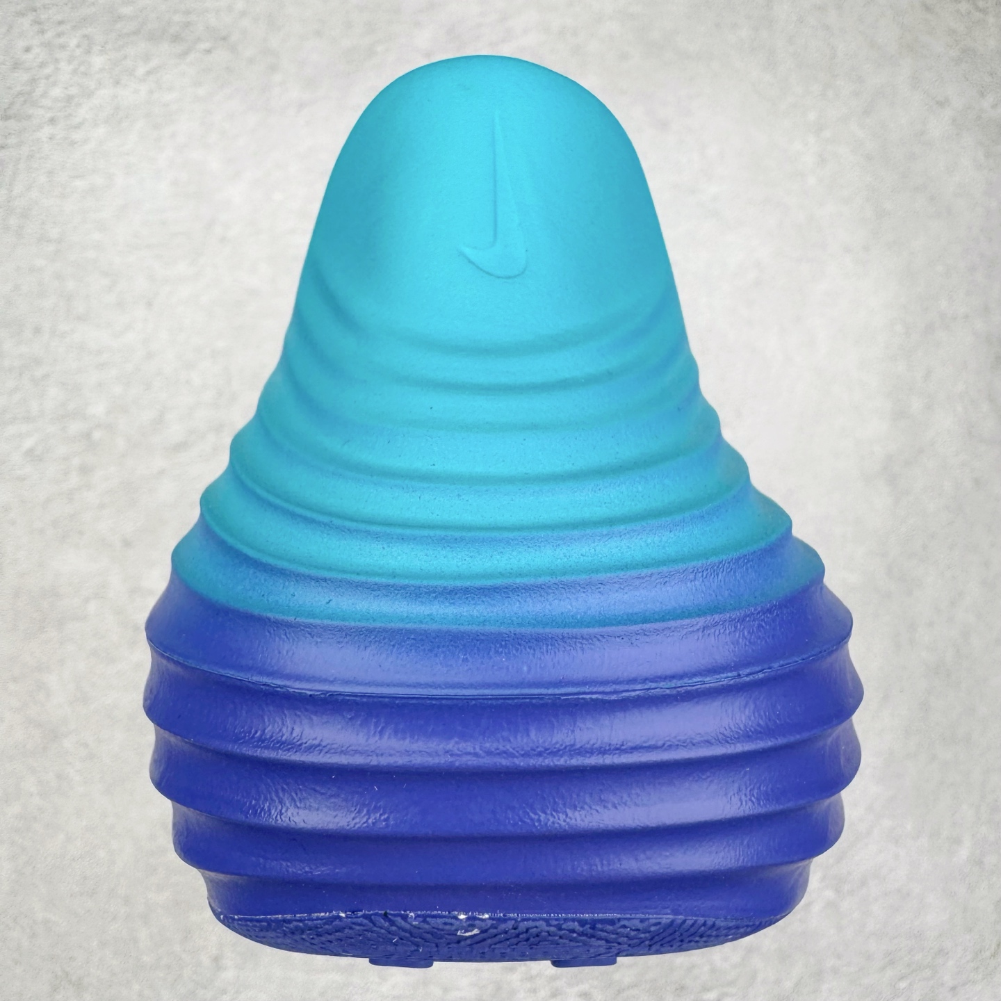 图片[8]-＃Lw纯原 NK ReactX Rejuven8 简约舒适百搭洞洞鞋 FV5060-301 重金购入原鞋及原档案磨具生产指令开发 唯一正确组合大底 组合侧面Logo 鞋头不过分上翘 后跟Logo 凹凸明显 轮廓分明 LOGO内侧钢印清晰工整 原厂磨具全鞋无多余毛边 同源公司EVA粒子环保塑料 原厂指令配方 无任何异味 弹性卡色均保持原鞋一致 匠心打造 鞋口弧度大小 鞋面色泽质感同步原鞋 LOGO内侧钢印清晰工整 从名字就能看出，这款鞋搭载了React X缓震科技，保证了舒适的脚感和轻盈的穿着体验。设计上，这双鞋采用了近几年非常流行的洞洞鞋风格，但特别之处在于加入了波浪纹路细节，让整个鞋型看起来更有立体感，视觉上也增添了几分现代感。尺码：36 36.5 37.5 38 38.5 39 40 40.5 41 42 42.5 43 44 44.5 45 46.5 47.5 48.5-选品中心