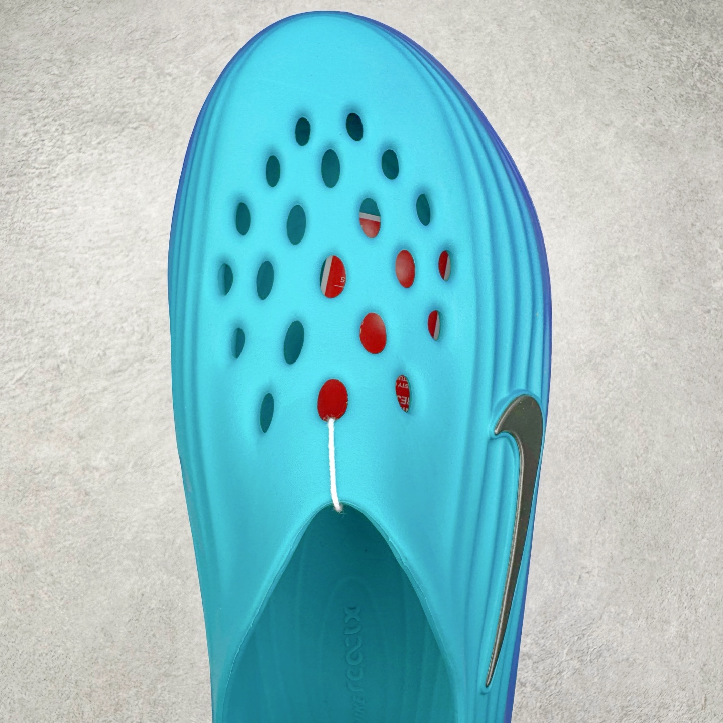 图片[4]-＃Lw纯原 NK ReactX Rejuven8 简约舒适百搭洞洞鞋 FV5060-301 重金购入原鞋及原档案磨具生产指令开发 唯一正确组合大底 组合侧面Logo 鞋头不过分上翘 后跟Logo 凹凸明显 轮廓分明 LOGO内侧钢印清晰工整 原厂磨具全鞋无多余毛边 同源公司EVA粒子环保塑料 原厂指令配方 无任何异味 弹性卡色均保持原鞋一致 匠心打造 鞋口弧度大小 鞋面色泽质感同步原鞋 LOGO内侧钢印清晰工整 从名字就能看出，这款鞋搭载了React X缓震科技，保证了舒适的脚感和轻盈的穿着体验。设计上，这双鞋采用了近几年非常流行的洞洞鞋风格，但特别之处在于加入了波浪纹路细节，让整个鞋型看起来更有立体感，视觉上也增添了几分现代感。尺码：36 36.5 37.5 38 38.5 39 40 40.5 41 42 42.5 43 44 44.5 45 46.5 47.5 48.5-选品中心