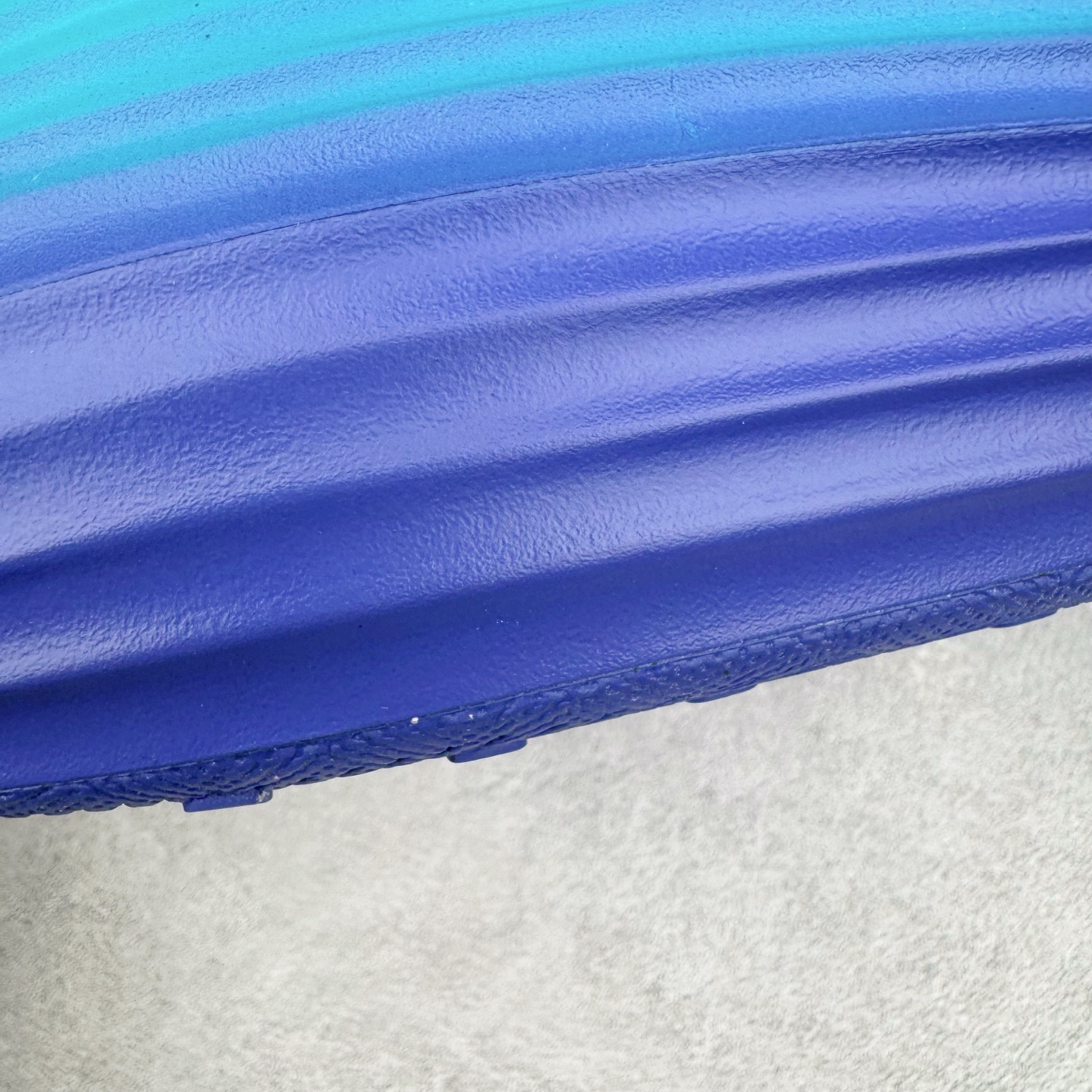 图片[13]-＃Lw纯原 NK ReactX Rejuven8 简约舒适百搭洞洞鞋 FV5060-301 重金购入原鞋及原档案磨具生产指令开发 唯一正确组合大底 组合侧面Logo 鞋头不过分上翘 后跟Logo 凹凸明显 轮廓分明 LOGO内侧钢印清晰工整 原厂磨具全鞋无多余毛边 同源公司EVA粒子环保塑料 原厂指令配方 无任何异味 弹性卡色均保持原鞋一致 匠心打造 鞋口弧度大小 鞋面色泽质感同步原鞋 LOGO内侧钢印清晰工整 从名字就能看出，这款鞋搭载了React X缓震科技，保证了舒适的脚感和轻盈的穿着体验。设计上，这双鞋采用了近几年非常流行的洞洞鞋风格，但特别之处在于加入了波浪纹路细节，让整个鞋型看起来更有立体感，视觉上也增添了几分现代感。尺码：36 36.5 37.5 38 38.5 39 40 40.5 41 42 42.5 43 44 44.5 45 46.5 47.5 48.5-选品中心