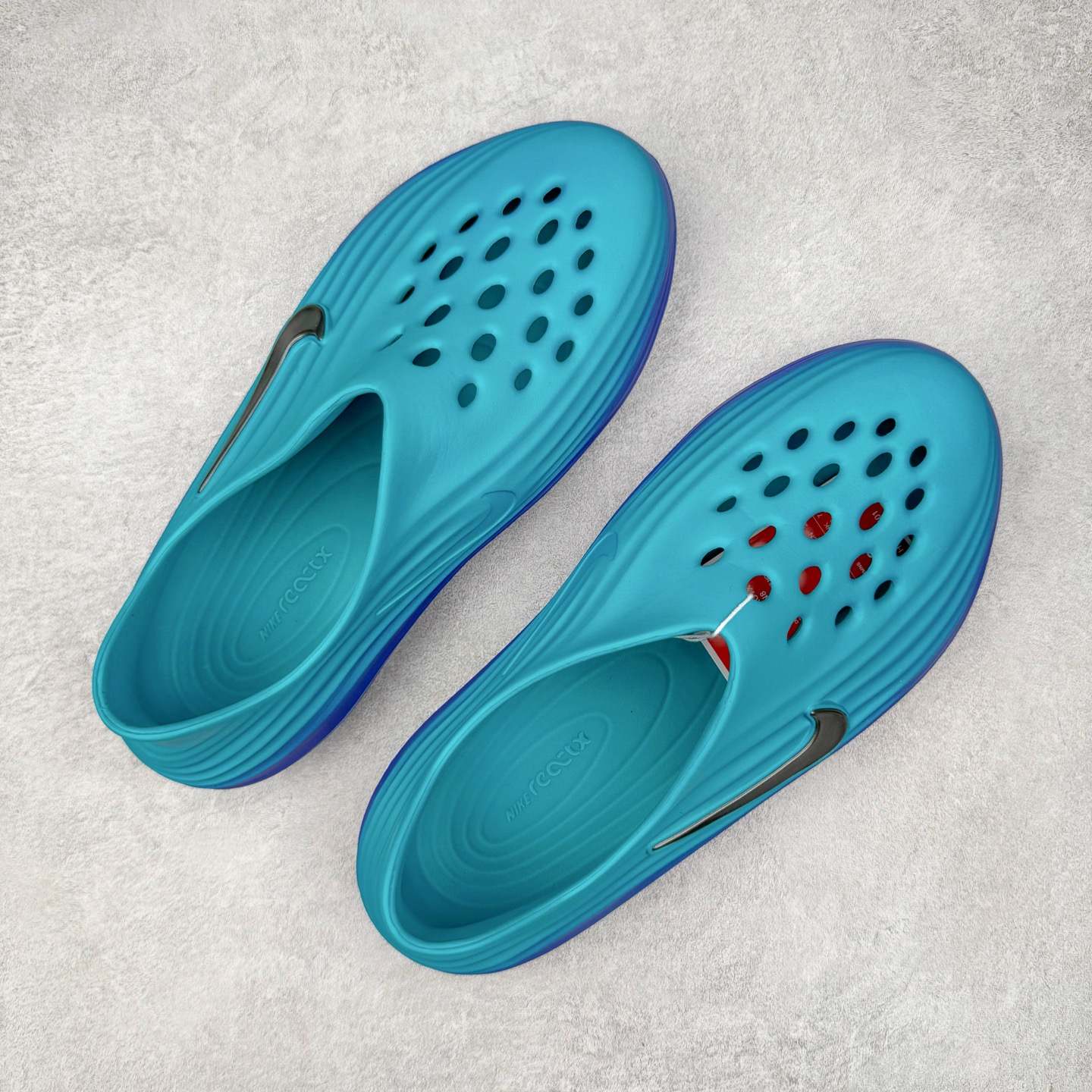 图片[3]-＃Lw纯原 NK ReactX Rejuven8 简约舒适百搭洞洞鞋 FV5060-301 重金购入原鞋及原档案磨具生产指令开发 唯一正确组合大底 组合侧面Logo 鞋头不过分上翘 后跟Logo 凹凸明显 轮廓分明 LOGO内侧钢印清晰工整 原厂磨具全鞋无多余毛边 同源公司EVA粒子环保塑料 原厂指令配方 无任何异味 弹性卡色均保持原鞋一致 匠心打造 鞋口弧度大小 鞋面色泽质感同步原鞋 LOGO内侧钢印清晰工整 从名字就能看出，这款鞋搭载了React X缓震科技，保证了舒适的脚感和轻盈的穿着体验。设计上，这双鞋采用了近几年非常流行的洞洞鞋风格，但特别之处在于加入了波浪纹路细节，让整个鞋型看起来更有立体感，视觉上也增添了几分现代感。尺码：36 36.5 37.5 38 38.5 39 40 40.5 41 42 42.5 43 44 44.5 45 46.5 47.5 48.5-选品中心