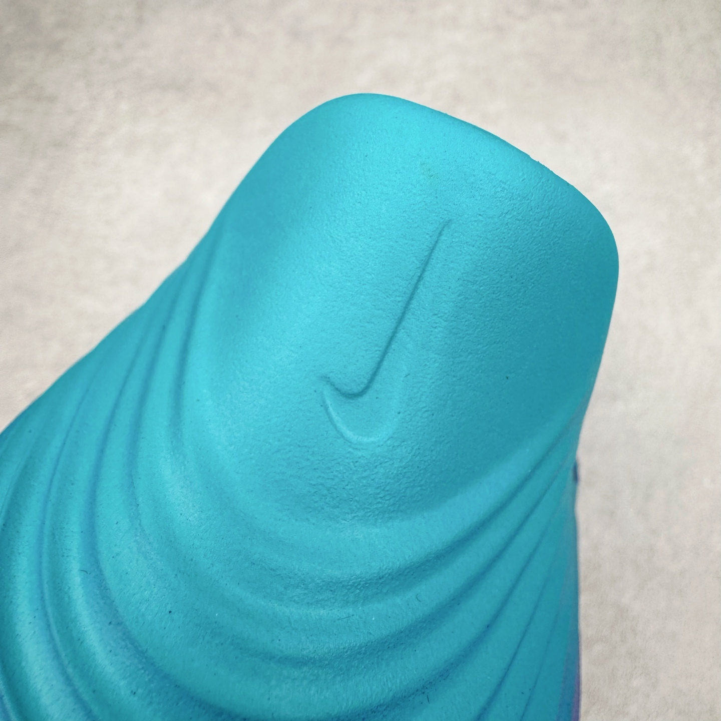 图片[15]-＃Lw纯原 NK ReactX Rejuven8 简约舒适百搭洞洞鞋 FV5060-301 重金购入原鞋及原档案磨具生产指令开发 唯一正确组合大底 组合侧面Logo 鞋头不过分上翘 后跟Logo 凹凸明显 轮廓分明 LOGO内侧钢印清晰工整 原厂磨具全鞋无多余毛边 同源公司EVA粒子环保塑料 原厂指令配方 无任何异味 弹性卡色均保持原鞋一致 匠心打造 鞋口弧度大小 鞋面色泽质感同步原鞋 LOGO内侧钢印清晰工整 从名字就能看出，这款鞋搭载了React X缓震科技，保证了舒适的脚感和轻盈的穿着体验。设计上，这双鞋采用了近几年非常流行的洞洞鞋风格，但特别之处在于加入了波浪纹路细节，让整个鞋型看起来更有立体感，视觉上也增添了几分现代感。尺码：36 36.5 37.5 38 38.5 39 40 40.5 41 42 42.5 43 44 44.5 45 46.5 47.5 48.5-选品中心