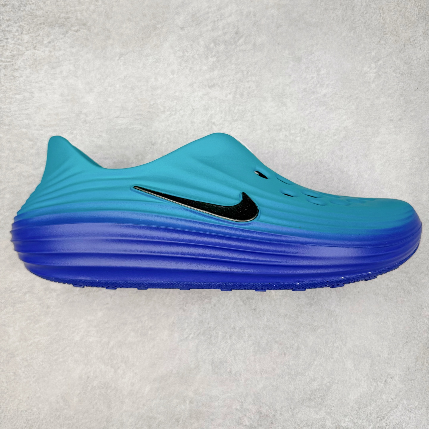 ＃Lw纯原 NK ReactX Rejuven8 简约舒适百搭洞洞鞋 FV5060-301 重金购入原鞋及原档案磨具生产指令开发 唯一正确组合大底 组合侧面Logo 鞋头不过分上翘 后跟Logo 凹凸明显 轮廓分明 LOGO内侧钢印清晰工整 原厂磨具全鞋无多余毛边 同源公司EVA粒子环保塑料 原厂指令配方 无任何异味 弹性卡色均保持原鞋一致 匠心打造 鞋口弧度大小 鞋面色泽质感同步原鞋 LOGO内侧钢印清晰工整 从名字就能看出，这款鞋搭载了React X缓震科技，保证了舒适的脚感和轻盈的穿着体验。设计上，这双鞋采用了近几年非常流行的洞洞鞋风格，但特别之处在于加入了波浪纹路细节，让整个鞋型看起来更有立体感，视觉上也增添了几分现代感。尺码：36 36.5 37.5 38 38.5 39 40 40.5 41 42 42.5 43 44 44.5 45 46.5 47.5 48.5-选品中心