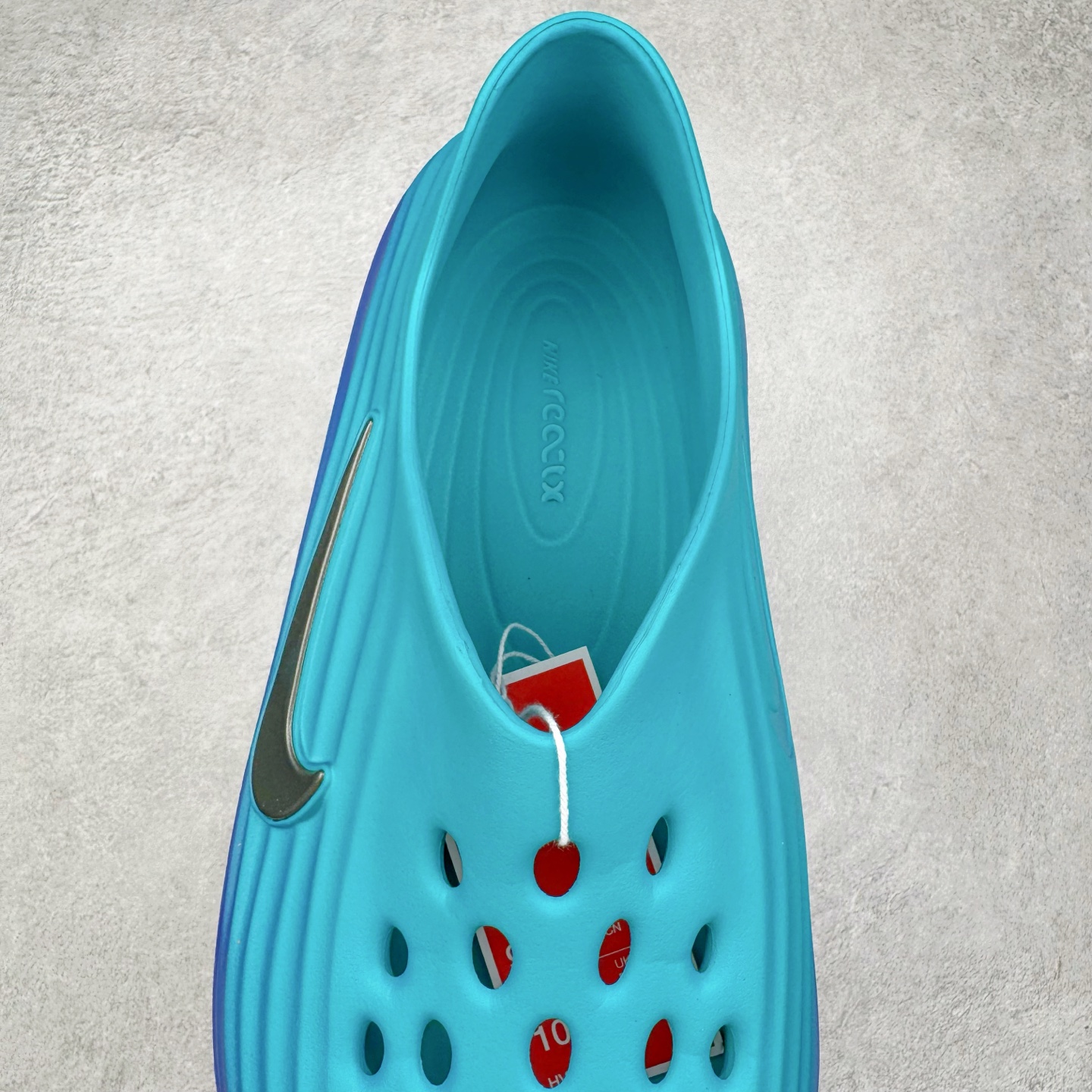 图片[5]-＃Lw纯原 NK ReactX Rejuven8 简约舒适百搭洞洞鞋 FV5060-301 重金购入原鞋及原档案磨具生产指令开发 唯一正确组合大底 组合侧面Logo 鞋头不过分上翘 后跟Logo 凹凸明显 轮廓分明 LOGO内侧钢印清晰工整 原厂磨具全鞋无多余毛边 同源公司EVA粒子环保塑料 原厂指令配方 无任何异味 弹性卡色均保持原鞋一致 匠心打造 鞋口弧度大小 鞋面色泽质感同步原鞋 LOGO内侧钢印清晰工整 从名字就能看出，这款鞋搭载了React X缓震科技，保证了舒适的脚感和轻盈的穿着体验。设计上，这双鞋采用了近几年非常流行的洞洞鞋风格，但特别之处在于加入了波浪纹路细节，让整个鞋型看起来更有立体感，视觉上也增添了几分现代感。尺码：36 36.5 37.5 38 38.5 39 40 40.5 41 42 42.5 43 44 44.5 45 46.5 47.5 48.5-选品中心