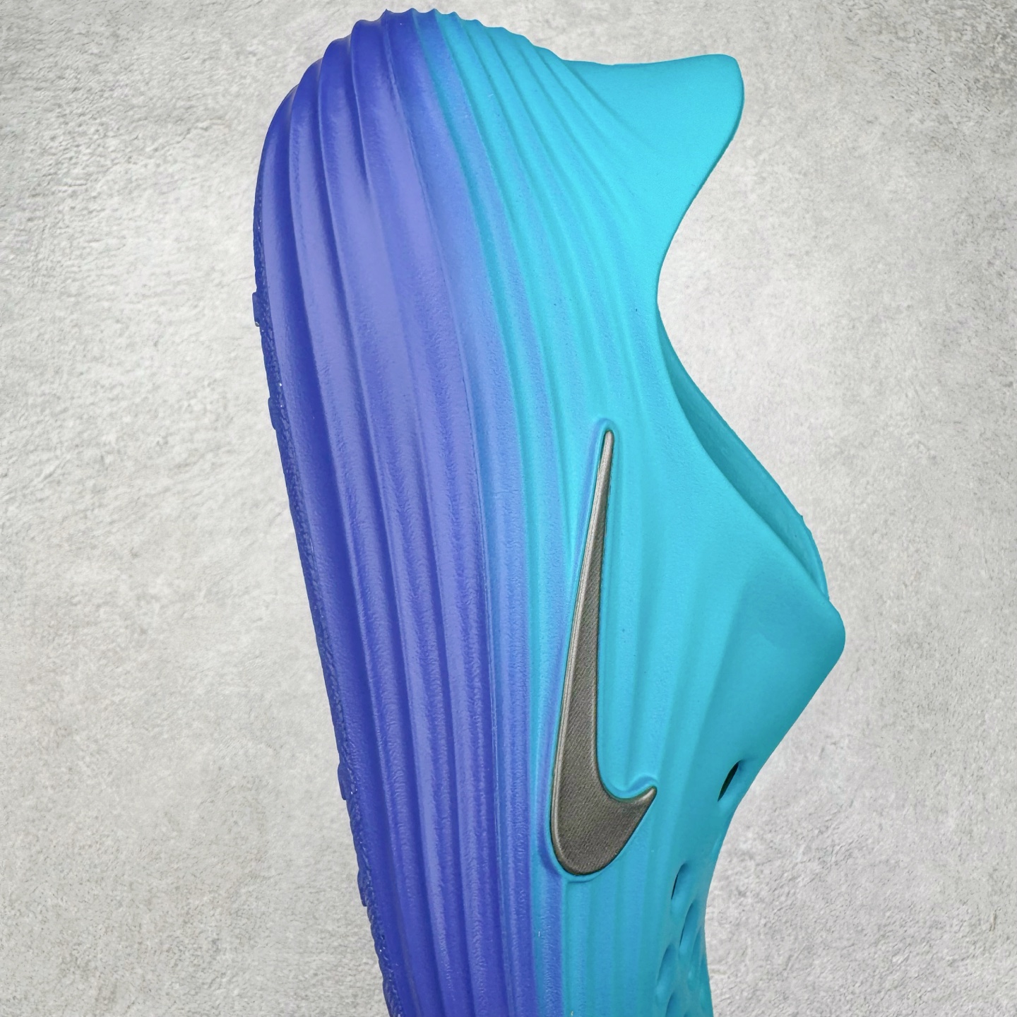 图片[6]-＃Lw纯原 NK ReactX Rejuven8 简约舒适百搭洞洞鞋 FV5060-301 重金购入原鞋及原档案磨具生产指令开发 唯一正确组合大底 组合侧面Logo 鞋头不过分上翘 后跟Logo 凹凸明显 轮廓分明 LOGO内侧钢印清晰工整 原厂磨具全鞋无多余毛边 同源公司EVA粒子环保塑料 原厂指令配方 无任何异味 弹性卡色均保持原鞋一致 匠心打造 鞋口弧度大小 鞋面色泽质感同步原鞋 LOGO内侧钢印清晰工整 从名字就能看出，这款鞋搭载了React X缓震科技，保证了舒适的脚感和轻盈的穿着体验。设计上，这双鞋采用了近几年非常流行的洞洞鞋风格，但特别之处在于加入了波浪纹路细节，让整个鞋型看起来更有立体感，视觉上也增添了几分现代感。尺码：36 36.5 37.5 38 38.5 39 40 40.5 41 42 42.5 43 44 44.5 45 46.5 47.5 48.5-选品中心