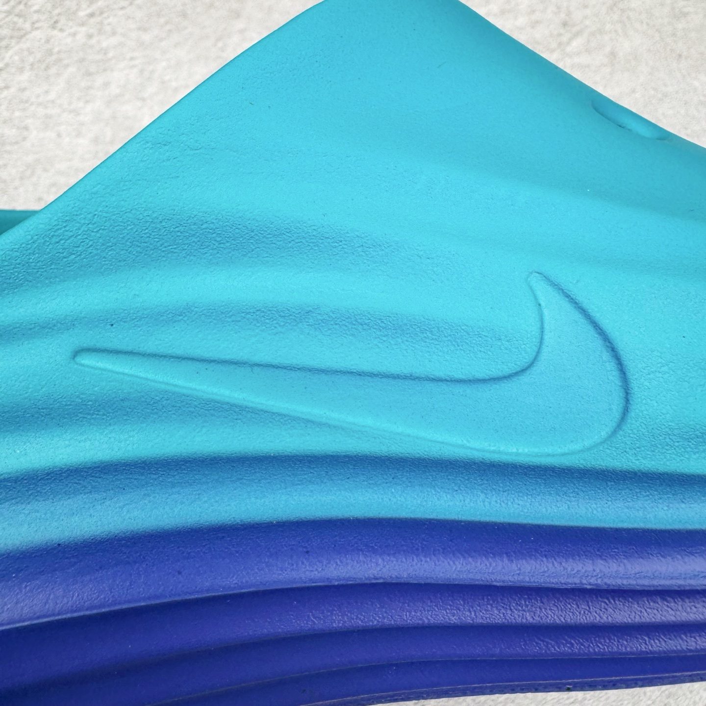 图片[10]-＃Lw纯原 NK ReactX Rejuven8 简约舒适百搭洞洞鞋 FV5060-301 重金购入原鞋及原档案磨具生产指令开发 唯一正确组合大底 组合侧面Logo 鞋头不过分上翘 后跟Logo 凹凸明显 轮廓分明 LOGO内侧钢印清晰工整 原厂磨具全鞋无多余毛边 同源公司EVA粒子环保塑料 原厂指令配方 无任何异味 弹性卡色均保持原鞋一致 匠心打造 鞋口弧度大小 鞋面色泽质感同步原鞋 LOGO内侧钢印清晰工整 从名字就能看出，这款鞋搭载了React X缓震科技，保证了舒适的脚感和轻盈的穿着体验。设计上，这双鞋采用了近几年非常流行的洞洞鞋风格，但特别之处在于加入了波浪纹路细节，让整个鞋型看起来更有立体感，视觉上也增添了几分现代感。尺码：36 36.5 37.5 38 38.5 39 40 40.5 41 42 42.5 43 44 44.5 45 46.5 47.5 48.5-选品中心