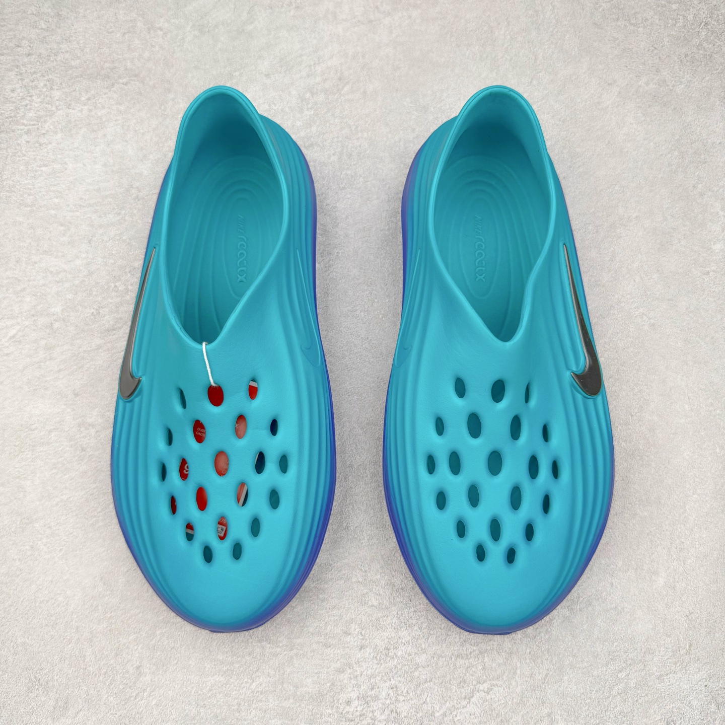 图片[2]-＃Lw纯原 NK ReactX Rejuven8 简约舒适百搭洞洞鞋 FV5060-301 重金购入原鞋及原档案磨具生产指令开发 唯一正确组合大底 组合侧面Logo 鞋头不过分上翘 后跟Logo 凹凸明显 轮廓分明 LOGO内侧钢印清晰工整 原厂磨具全鞋无多余毛边 同源公司EVA粒子环保塑料 原厂指令配方 无任何异味 弹性卡色均保持原鞋一致 匠心打造 鞋口弧度大小 鞋面色泽质感同步原鞋 LOGO内侧钢印清晰工整 从名字就能看出，这款鞋搭载了React X缓震科技，保证了舒适的脚感和轻盈的穿着体验。设计上，这双鞋采用了近几年非常流行的洞洞鞋风格，但特别之处在于加入了波浪纹路细节，让整个鞋型看起来更有立体感，视觉上也增添了几分现代感。尺码：36 36.5 37.5 38 38.5 39 40 40.5 41 42 42.5 43 44 44.5 45 46.5 47.5 48.5-选品中心