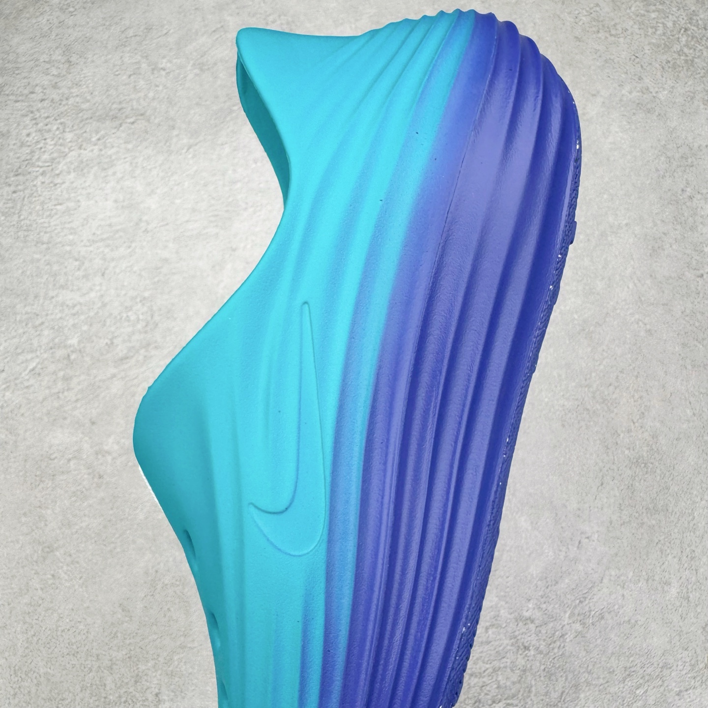 图片[7]-＃Lw纯原 NK ReactX Rejuven8 简约舒适百搭洞洞鞋 FV5060-301 重金购入原鞋及原档案磨具生产指令开发 唯一正确组合大底 组合侧面Logo 鞋头不过分上翘 后跟Logo 凹凸明显 轮廓分明 LOGO内侧钢印清晰工整 原厂磨具全鞋无多余毛边 同源公司EVA粒子环保塑料 原厂指令配方 无任何异味 弹性卡色均保持原鞋一致 匠心打造 鞋口弧度大小 鞋面色泽质感同步原鞋 LOGO内侧钢印清晰工整 从名字就能看出，这款鞋搭载了React X缓震科技，保证了舒适的脚感和轻盈的穿着体验。设计上，这双鞋采用了近几年非常流行的洞洞鞋风格，但特别之处在于加入了波浪纹路细节，让整个鞋型看起来更有立体感，视觉上也增添了几分现代感。尺码：36 36.5 37.5 38 38.5 39 40 40.5 41 42 42.5 43 44 44.5 45 46.5 47.5 48.5-选品中心