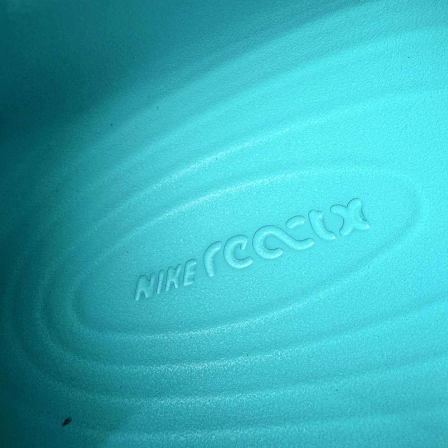 图片[20]-＃Lw纯原 NK ReactX Rejuven8 简约舒适百搭洞洞鞋 FV5060-301 重金购入原鞋及原档案磨具生产指令开发 唯一正确组合大底 组合侧面Logo 鞋头不过分上翘 后跟Logo 凹凸明显 轮廓分明 LOGO内侧钢印清晰工整 原厂磨具全鞋无多余毛边 同源公司EVA粒子环保塑料 原厂指令配方 无任何异味 弹性卡色均保持原鞋一致 匠心打造 鞋口弧度大小 鞋面色泽质感同步原鞋 LOGO内侧钢印清晰工整 从名字就能看出，这款鞋搭载了React X缓震科技，保证了舒适的脚感和轻盈的穿着体验。设计上，这双鞋采用了近几年非常流行的洞洞鞋风格，但特别之处在于加入了波浪纹路细节，让整个鞋型看起来更有立体感，视觉上也增添了几分现代感。尺码：36 36.5 37.5 38 38.5 39 40 40.5 41 42 42.5 43 44 44.5 45 46.5 47.5 48.5-选品中心