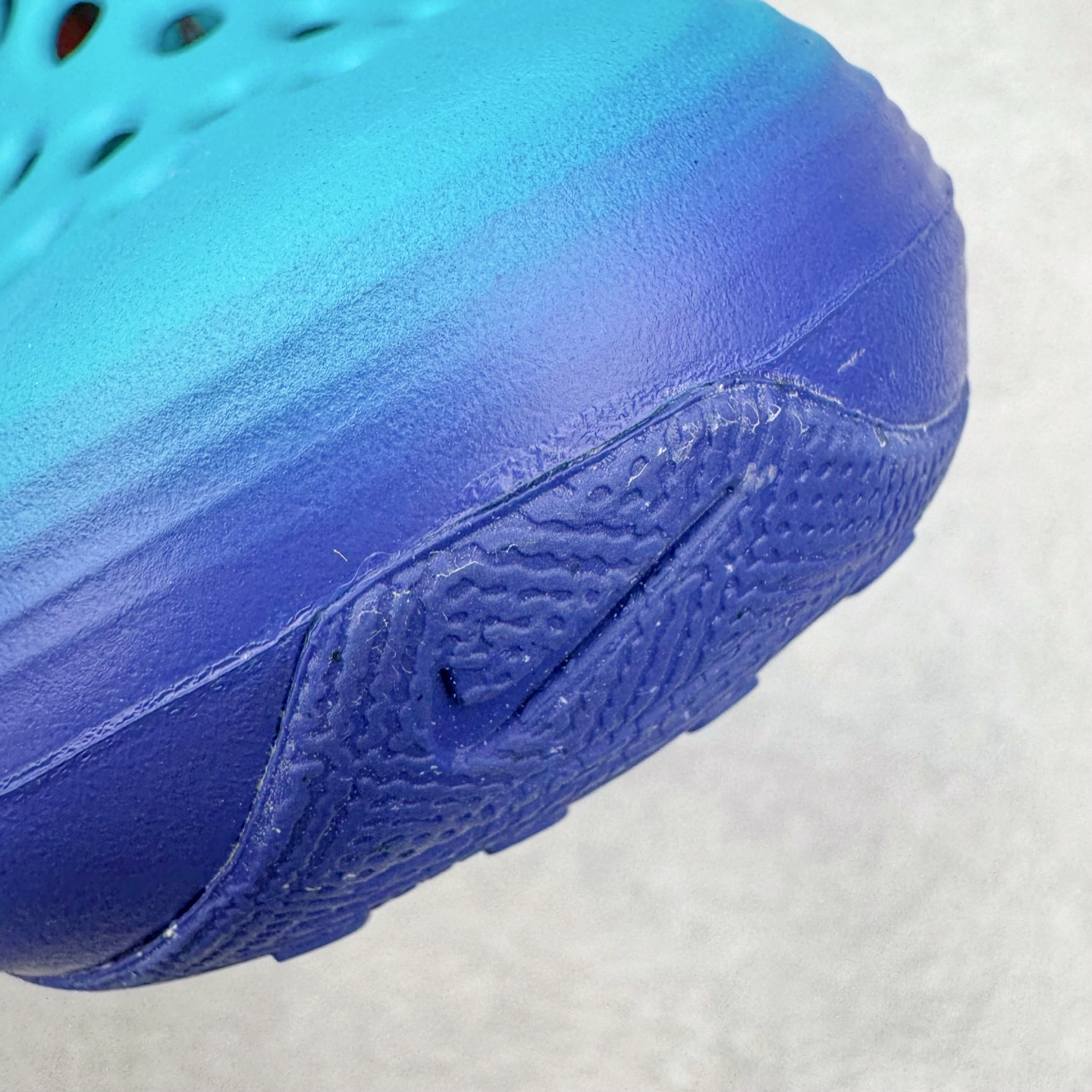 图片[16]-＃Lw纯原 NK ReactX Rejuven8 简约舒适百搭洞洞鞋 FV5060-301 重金购入原鞋及原档案磨具生产指令开发 唯一正确组合大底 组合侧面Logo 鞋头不过分上翘 后跟Logo 凹凸明显 轮廓分明 LOGO内侧钢印清晰工整 原厂磨具全鞋无多余毛边 同源公司EVA粒子环保塑料 原厂指令配方 无任何异味 弹性卡色均保持原鞋一致 匠心打造 鞋口弧度大小 鞋面色泽质感同步原鞋 LOGO内侧钢印清晰工整 从名字就能看出，这款鞋搭载了React X缓震科技，保证了舒适的脚感和轻盈的穿着体验。设计上，这双鞋采用了近几年非常流行的洞洞鞋风格，但特别之处在于加入了波浪纹路细节，让整个鞋型看起来更有立体感，视觉上也增添了几分现代感。尺码：36 36.5 37.5 38 38.5 39 40 40.5 41 42 42.5 43 44 44.5 45 46.5 47.5 48.5-选品中心