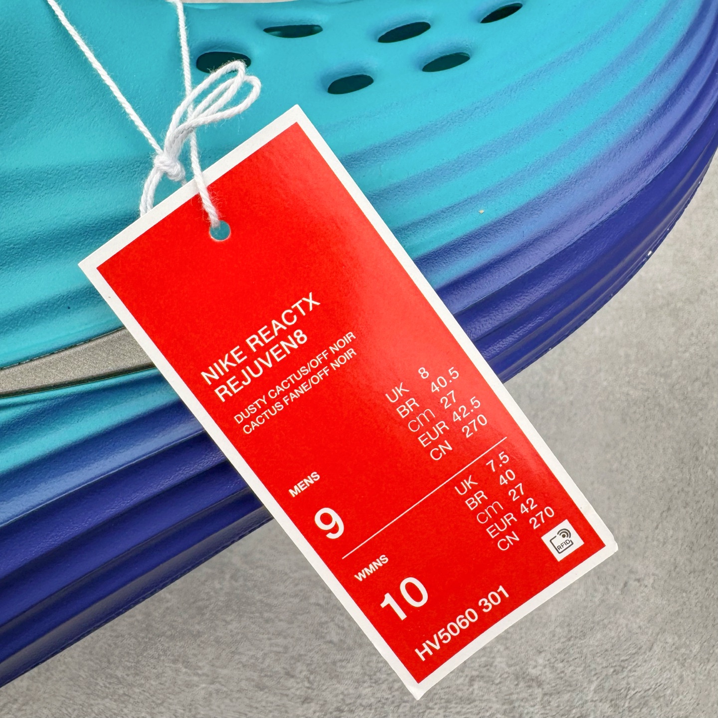 图片[11]-＃Lw纯原 NK ReactX Rejuven8 简约舒适百搭洞洞鞋 FV5060-301 重金购入原鞋及原档案磨具生产指令开发 唯一正确组合大底 组合侧面Logo 鞋头不过分上翘 后跟Logo 凹凸明显 轮廓分明 LOGO内侧钢印清晰工整 原厂磨具全鞋无多余毛边 同源公司EVA粒子环保塑料 原厂指令配方 无任何异味 弹性卡色均保持原鞋一致 匠心打造 鞋口弧度大小 鞋面色泽质感同步原鞋 LOGO内侧钢印清晰工整 从名字就能看出，这款鞋搭载了React X缓震科技，保证了舒适的脚感和轻盈的穿着体验。设计上，这双鞋采用了近几年非常流行的洞洞鞋风格，但特别之处在于加入了波浪纹路细节，让整个鞋型看起来更有立体感，视觉上也增添了几分现代感。尺码：36 36.5 37.5 38 38.5 39 40 40.5 41 42 42.5 43 44 44.5 45 46.5 47.5 48.5-选品中心