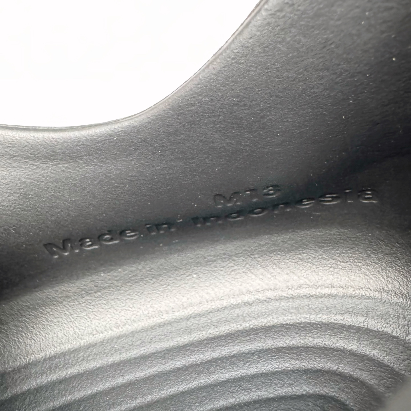 图片[16]-＃Lw纯原 NK ReactX Rejuven8 简约舒适百搭洞洞鞋 FV5060-001 重金购入原鞋及原档案磨具生产指令开发 唯一正确组合大底 组合侧面Logo 鞋头不过分上翘 后跟Logo 凹凸明显 轮廓分明 LOGO内侧钢印清晰工整 原厂磨具全鞋无多余毛边 同源公司EVA粒子环保塑料 原厂指令配方 无任何异味 弹性卡色均保持原鞋一致 匠心打造 鞋口弧度大小 鞋面色泽质感同步原鞋 LOGO内侧钢印清晰工整 从名字就能看出，这款鞋搭载了React X缓震科技，保证了舒适的脚感和轻盈的穿着体验。设计上，这双鞋采用了近几年非常流行的洞洞鞋风格，但特别之处在于加入了波浪纹路细节，让整个鞋型看起来更有立体感，视觉上也增添了几分现代感。尺码：36 36.5 37.5 38 38.5 39 40 40.5 41 42 42.5 43 44 44.5 45 46.5 47.5 48.5-选品中心