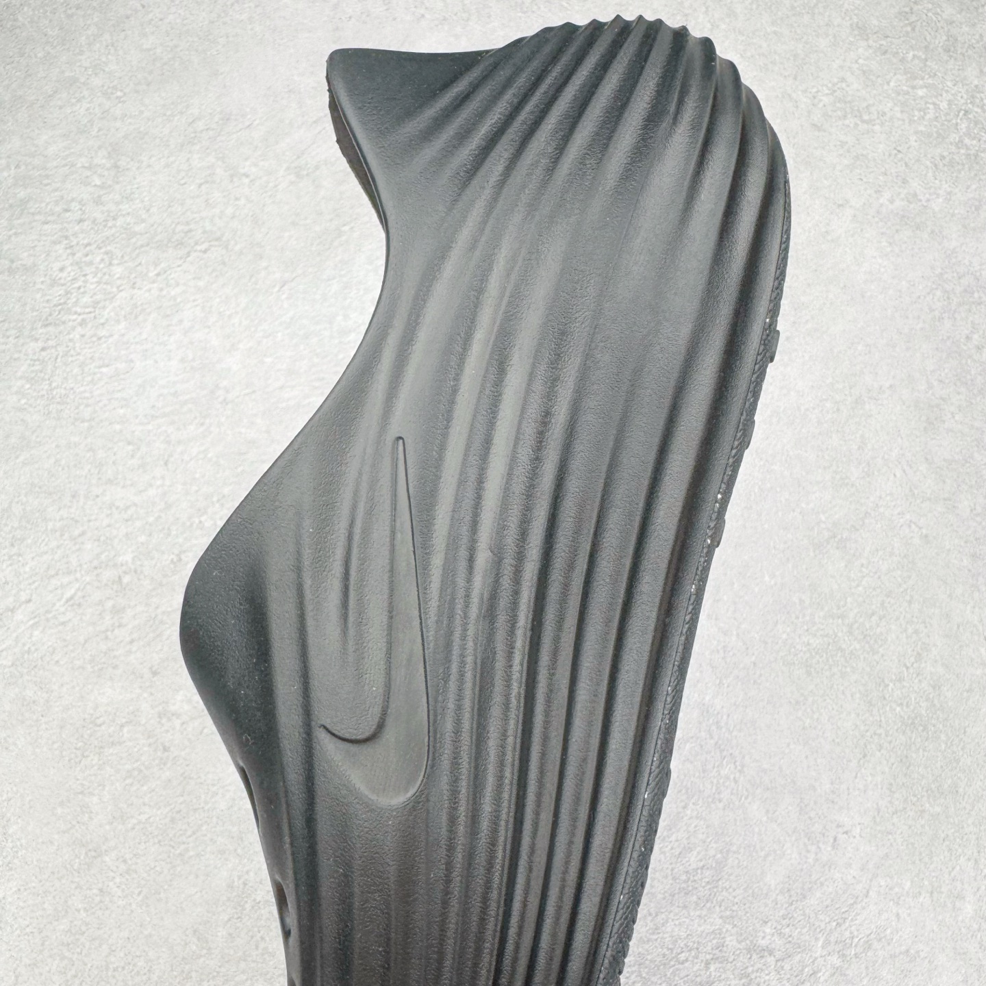 图片[7]-＃Lw纯原 NK ReactX Rejuven8 简约舒适百搭洞洞鞋 FV5060-001 重金购入原鞋及原档案磨具生产指令开发 唯一正确组合大底 组合侧面Logo 鞋头不过分上翘 后跟Logo 凹凸明显 轮廓分明 LOGO内侧钢印清晰工整 原厂磨具全鞋无多余毛边 同源公司EVA粒子环保塑料 原厂指令配方 无任何异味 弹性卡色均保持原鞋一致 匠心打造 鞋口弧度大小 鞋面色泽质感同步原鞋 LOGO内侧钢印清晰工整 从名字就能看出，这款鞋搭载了React X缓震科技，保证了舒适的脚感和轻盈的穿着体验。设计上，这双鞋采用了近几年非常流行的洞洞鞋风格，但特别之处在于加入了波浪纹路细节，让整个鞋型看起来更有立体感，视觉上也增添了几分现代感。尺码：36 36.5 37.5 38 38.5 39 40 40.5 41 42 42.5 43 44 44.5 45 46.5 47.5 48.5-选品中心