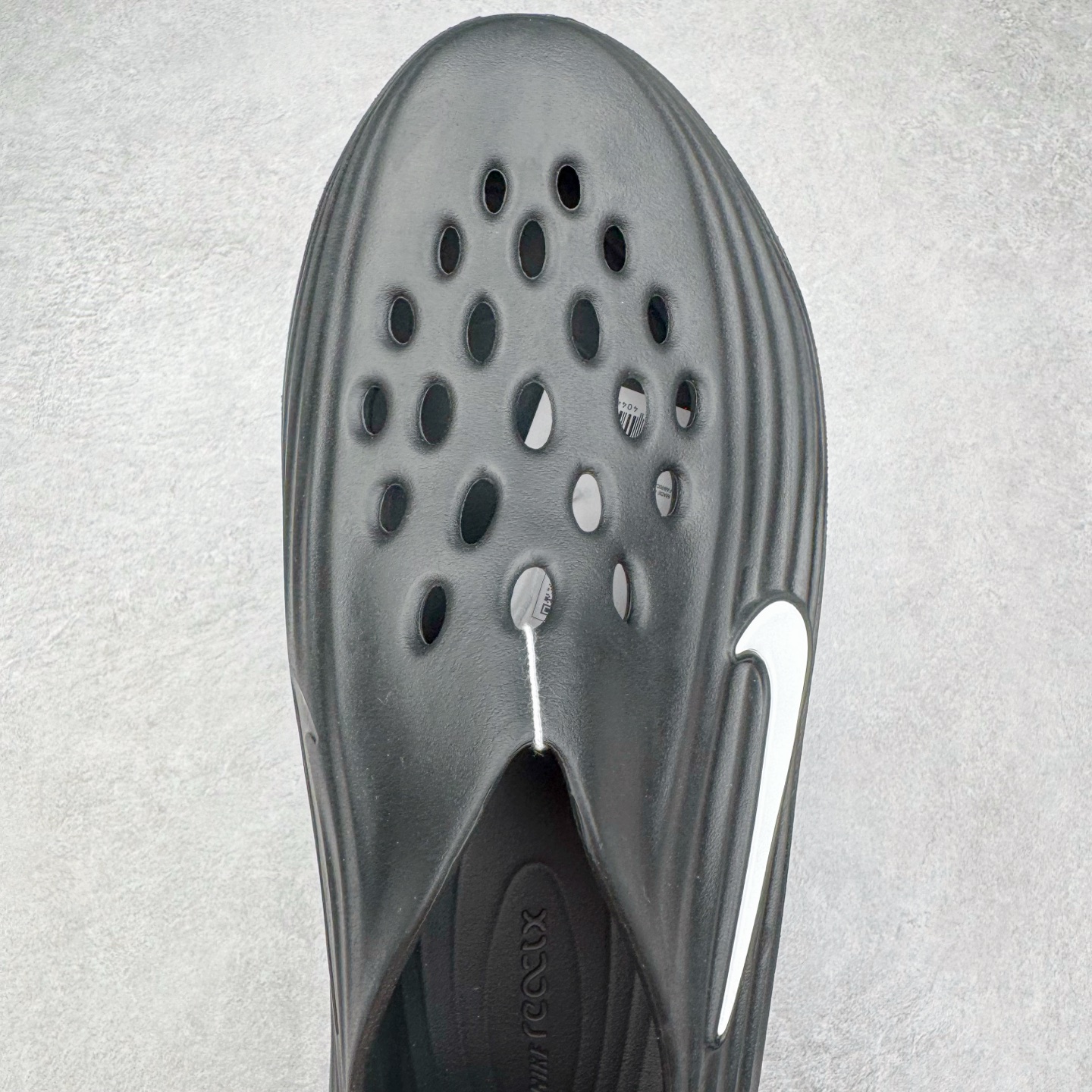 图片[4]-＃Lw纯原 NK ReactX Rejuven8 简约舒适百搭洞洞鞋 FV5060-001 重金购入原鞋及原档案磨具生产指令开发 唯一正确组合大底 组合侧面Logo 鞋头不过分上翘 后跟Logo 凹凸明显 轮廓分明 LOGO内侧钢印清晰工整 原厂磨具全鞋无多余毛边 同源公司EVA粒子环保塑料 原厂指令配方 无任何异味 弹性卡色均保持原鞋一致 匠心打造 鞋口弧度大小 鞋面色泽质感同步原鞋 LOGO内侧钢印清晰工整 从名字就能看出，这款鞋搭载了React X缓震科技，保证了舒适的脚感和轻盈的穿着体验。设计上，这双鞋采用了近几年非常流行的洞洞鞋风格，但特别之处在于加入了波浪纹路细节，让整个鞋型看起来更有立体感，视觉上也增添了几分现代感。尺码：36 36.5 37.5 38 38.5 39 40 40.5 41 42 42.5 43 44 44.5 45 46.5 47.5 48.5-选品中心
