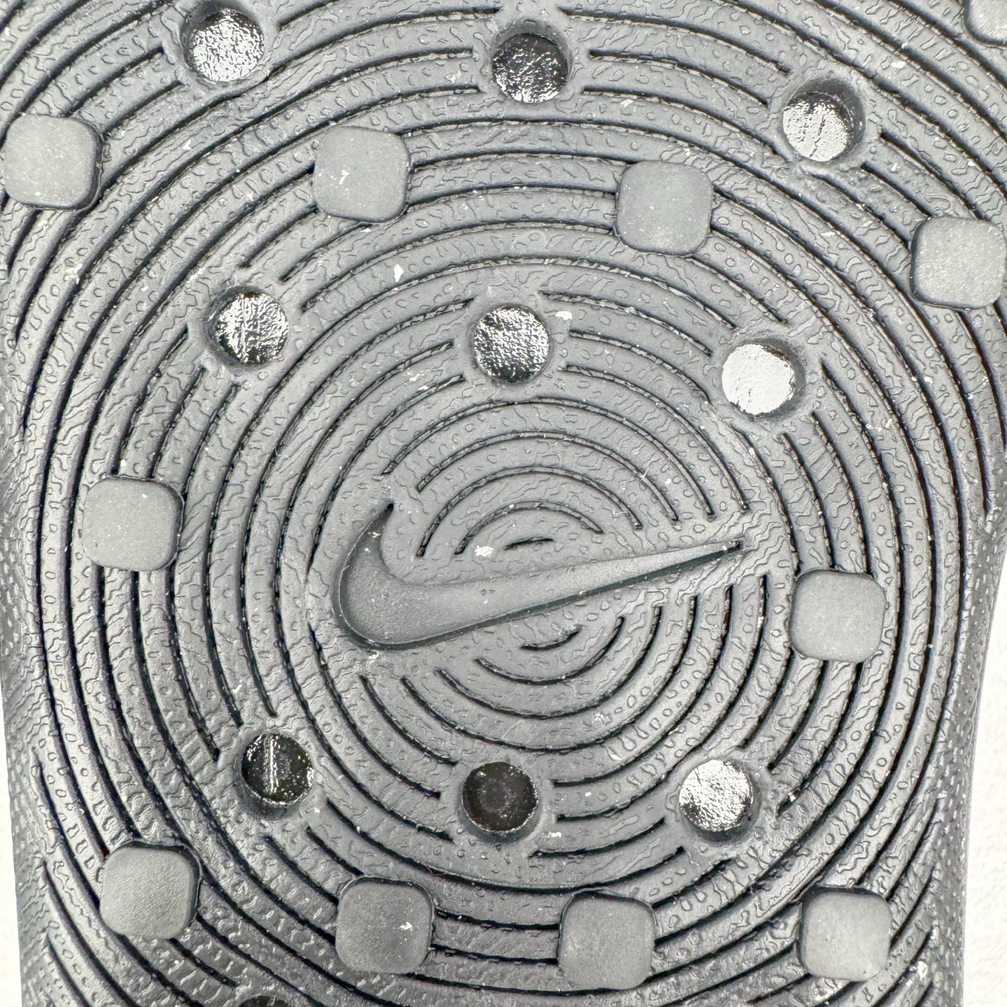 图片[10]-＃Lw纯原 NK ReactX Rejuven8 简约舒适百搭洞洞鞋 FV5060-001 重金购入原鞋及原档案磨具生产指令开发 唯一正确组合大底 组合侧面Logo 鞋头不过分上翘 后跟Logo 凹凸明显 轮廓分明 LOGO内侧钢印清晰工整 原厂磨具全鞋无多余毛边 同源公司EVA粒子环保塑料 原厂指令配方 无任何异味 弹性卡色均保持原鞋一致 匠心打造 鞋口弧度大小 鞋面色泽质感同步原鞋 LOGO内侧钢印清晰工整 从名字就能看出，这款鞋搭载了React X缓震科技，保证了舒适的脚感和轻盈的穿着体验。设计上，这双鞋采用了近几年非常流行的洞洞鞋风格，但特别之处在于加入了波浪纹路细节，让整个鞋型看起来更有立体感，视觉上也增添了几分现代感。尺码：36 36.5 37.5 38 38.5 39 40 40.5 41 42 42.5 43 44 44.5 45 46.5 47.5 48.5-选品中心