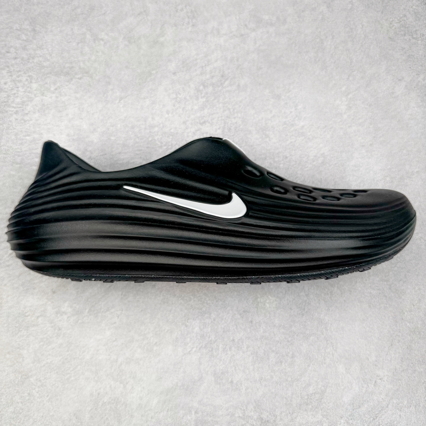 ＃Lw纯原 NK ReactX Rejuven8 简约舒适百搭洞洞鞋 FV5060-001 重金购入原鞋及原档案磨具生产指令开发 唯一正确组合大底 组合侧面Logo 鞋头不过分上翘 后跟Logo 凹凸明显 轮廓分明 LOGO内侧钢印清晰工整 原厂磨具全鞋无多余毛边 同源公司EVA粒子环保塑料 原厂指令配方 无任何异味 弹性卡色均保持原鞋一致 匠心打造 鞋口弧度大小 鞋面色泽质感同步原鞋 LOGO内侧钢印清晰工整 从名字就能看出，这款鞋搭载了React X缓震科技，保证了舒适的脚感和轻盈的穿着体验。设计上，这双鞋采用了近几年非常流行的洞洞鞋风格，但特别之处在于加入了波浪纹路细节，让整个鞋型看起来更有立体感，视觉上也增添了几分现代感。尺码：36 36.5 37.5 38 38.5 39 40 40.5 41 42 42.5 43 44 44.5 45 46.5 47.5 48.5-选品中心