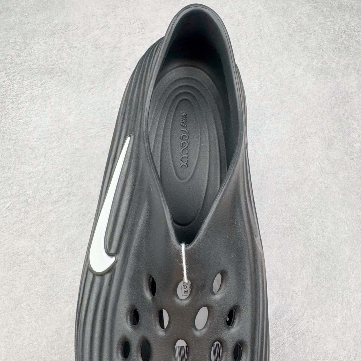 图片[5]-＃Lw纯原 NK ReactX Rejuven8 简约舒适百搭洞洞鞋 FV5060-001 重金购入原鞋及原档案磨具生产指令开发 唯一正确组合大底 组合侧面Logo 鞋头不过分上翘 后跟Logo 凹凸明显 轮廓分明 LOGO内侧钢印清晰工整 原厂磨具全鞋无多余毛边 同源公司EVA粒子环保塑料 原厂指令配方 无任何异味 弹性卡色均保持原鞋一致 匠心打造 鞋口弧度大小 鞋面色泽质感同步原鞋 LOGO内侧钢印清晰工整 从名字就能看出，这款鞋搭载了React X缓震科技，保证了舒适的脚感和轻盈的穿着体验。设计上，这双鞋采用了近几年非常流行的洞洞鞋风格，但特别之处在于加入了波浪纹路细节，让整个鞋型看起来更有立体感，视觉上也增添了几分现代感。尺码：36 36.5 37.5 38 38.5 39 40 40.5 41 42 42.5 43 44 44.5 45 46.5 47.5 48.5-选品中心