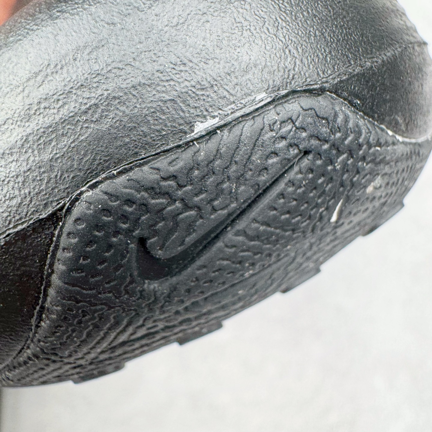 图片[11]-＃Lw纯原 NK ReactX Rejuven8 简约舒适百搭洞洞鞋 FV5060-001 重金购入原鞋及原档案磨具生产指令开发 唯一正确组合大底 组合侧面Logo 鞋头不过分上翘 后跟Logo 凹凸明显 轮廓分明 LOGO内侧钢印清晰工整 原厂磨具全鞋无多余毛边 同源公司EVA粒子环保塑料 原厂指令配方 无任何异味 弹性卡色均保持原鞋一致 匠心打造 鞋口弧度大小 鞋面色泽质感同步原鞋 LOGO内侧钢印清晰工整 从名字就能看出，这款鞋搭载了React X缓震科技，保证了舒适的脚感和轻盈的穿着体验。设计上，这双鞋采用了近几年非常流行的洞洞鞋风格，但特别之处在于加入了波浪纹路细节，让整个鞋型看起来更有立体感，视觉上也增添了几分现代感。尺码：36 36.5 37.5 38 38.5 39 40 40.5 41 42 42.5 43 44 44.5 45 46.5 47.5 48.5-选品中心