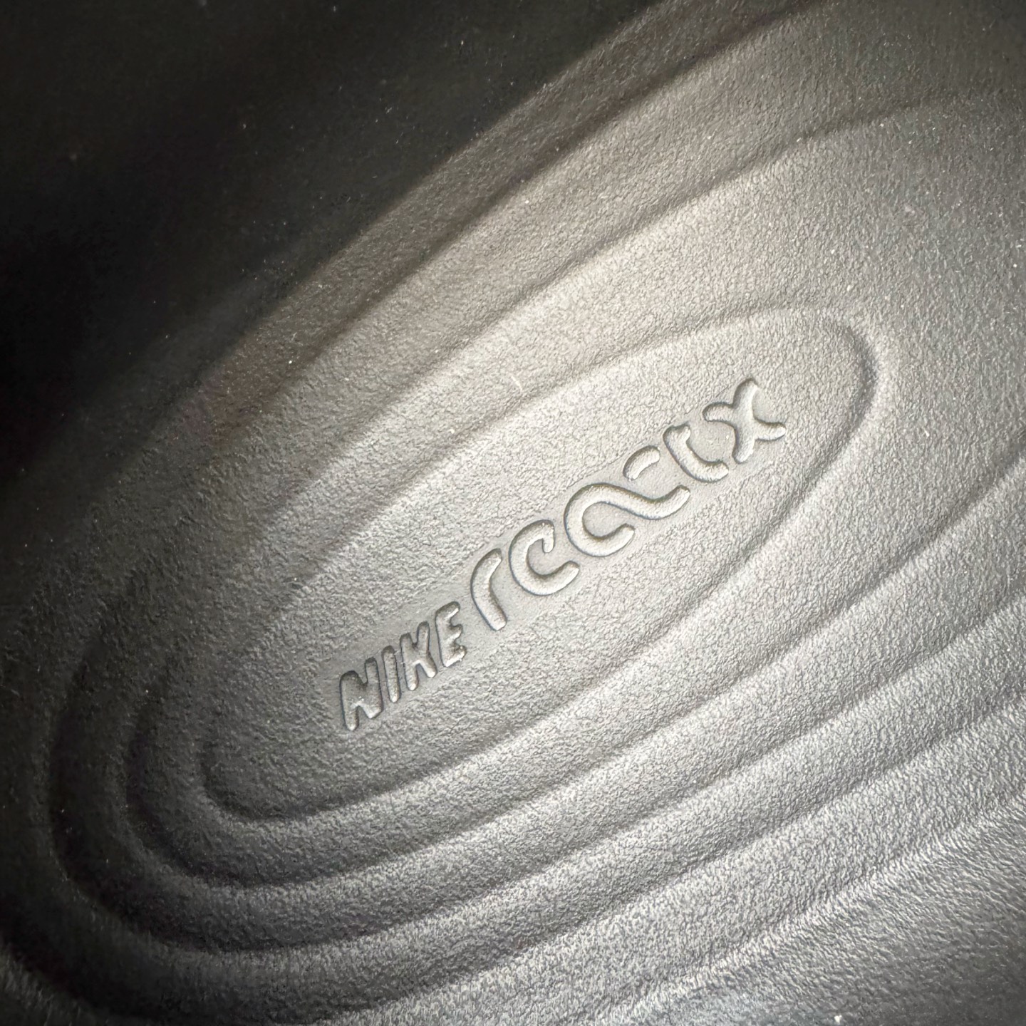 图片[17]-＃Lw纯原 NK ReactX Rejuven8 简约舒适百搭洞洞鞋 FV5060-001 重金购入原鞋及原档案磨具生产指令开发 唯一正确组合大底 组合侧面Logo 鞋头不过分上翘 后跟Logo 凹凸明显 轮廓分明 LOGO内侧钢印清晰工整 原厂磨具全鞋无多余毛边 同源公司EVA粒子环保塑料 原厂指令配方 无任何异味 弹性卡色均保持原鞋一致 匠心打造 鞋口弧度大小 鞋面色泽质感同步原鞋 LOGO内侧钢印清晰工整 从名字就能看出，这款鞋搭载了React X缓震科技，保证了舒适的脚感和轻盈的穿着体验。设计上，这双鞋采用了近几年非常流行的洞洞鞋风格，但特别之处在于加入了波浪纹路细节，让整个鞋型看起来更有立体感，视觉上也增添了几分现代感。尺码：36 36.5 37.5 38 38.5 39 40 40.5 41 42 42.5 43 44 44.5 45 46.5 47.5 48.5-选品中心