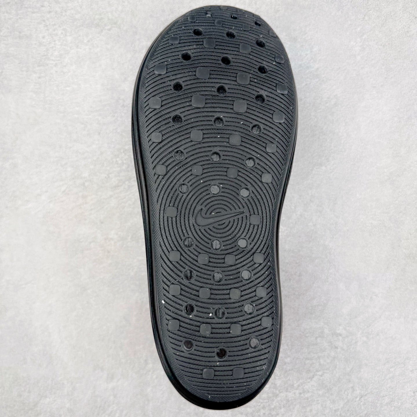 图片[9]-＃Lw纯原 NK ReactX Rejuven8 简约舒适百搭洞洞鞋 FV5060-001 重金购入原鞋及原档案磨具生产指令开发 唯一正确组合大底 组合侧面Logo 鞋头不过分上翘 后跟Logo 凹凸明显 轮廓分明 LOGO内侧钢印清晰工整 原厂磨具全鞋无多余毛边 同源公司EVA粒子环保塑料 原厂指令配方 无任何异味 弹性卡色均保持原鞋一致 匠心打造 鞋口弧度大小 鞋面色泽质感同步原鞋 LOGO内侧钢印清晰工整 从名字就能看出，这款鞋搭载了React X缓震科技，保证了舒适的脚感和轻盈的穿着体验。设计上，这双鞋采用了近几年非常流行的洞洞鞋风格，但特别之处在于加入了波浪纹路细节，让整个鞋型看起来更有立体感，视觉上也增添了几分现代感。尺码：36 36.5 37.5 38 38.5 39 40 40.5 41 42 42.5 43 44 44.5 45 46.5 47.5 48.5-选品中心