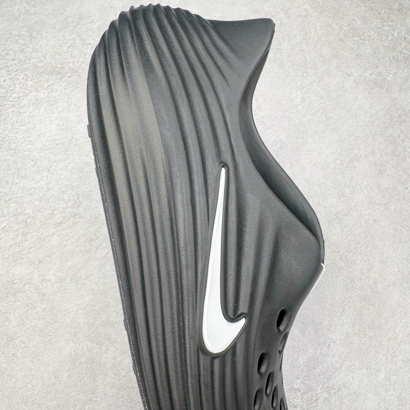 图片[6]-＃Lw纯原 NK ReactX Rejuven8 简约舒适百搭洞洞鞋 FV5060-001 重金购入原鞋及原档案磨具生产指令开发 唯一正确组合大底 组合侧面Logo 鞋头不过分上翘 后跟Logo 凹凸明显 轮廓分明 LOGO内侧钢印清晰工整 原厂磨具全鞋无多余毛边 同源公司EVA粒子环保塑料 原厂指令配方 无任何异味 弹性卡色均保持原鞋一致 匠心打造 鞋口弧度大小 鞋面色泽质感同步原鞋 LOGO内侧钢印清晰工整 从名字就能看出，这款鞋搭载了React X缓震科技，保证了舒适的脚感和轻盈的穿着体验。设计上，这双鞋采用了近几年非常流行的洞洞鞋风格，但特别之处在于加入了波浪纹路细节，让整个鞋型看起来更有立体感，视觉上也增添了几分现代感。尺码：36 36.5 37.5 38 38.5 39 40 40.5 41 42 42.5 43 44 44.5 45 46.5 47.5 48.5-选品中心