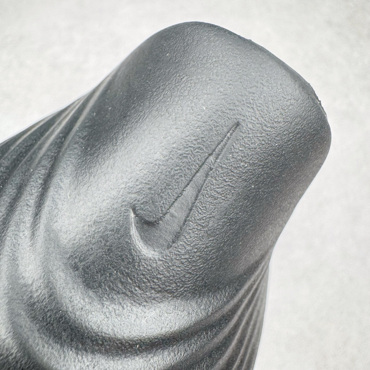 图片[13]-＃Lw纯原 NK ReactX Rejuven8 简约舒适百搭洞洞鞋 FV5060-001 重金购入原鞋及原档案磨具生产指令开发 唯一正确组合大底 组合侧面Logo 鞋头不过分上翘 后跟Logo 凹凸明显 轮廓分明 LOGO内侧钢印清晰工整 原厂磨具全鞋无多余毛边 同源公司EVA粒子环保塑料 原厂指令配方 无任何异味 弹性卡色均保持原鞋一致 匠心打造 鞋口弧度大小 鞋面色泽质感同步原鞋 LOGO内侧钢印清晰工整 从名字就能看出，这款鞋搭载了React X缓震科技，保证了舒适的脚感和轻盈的穿着体验。设计上，这双鞋采用了近几年非常流行的洞洞鞋风格，但特别之处在于加入了波浪纹路细节，让整个鞋型看起来更有立体感，视觉上也增添了几分现代感。尺码：36 36.5 37.5 38 38.5 39 40 40.5 41 42 42.5 43 44 44.5 45 46.5 47.5 48.5-选品中心