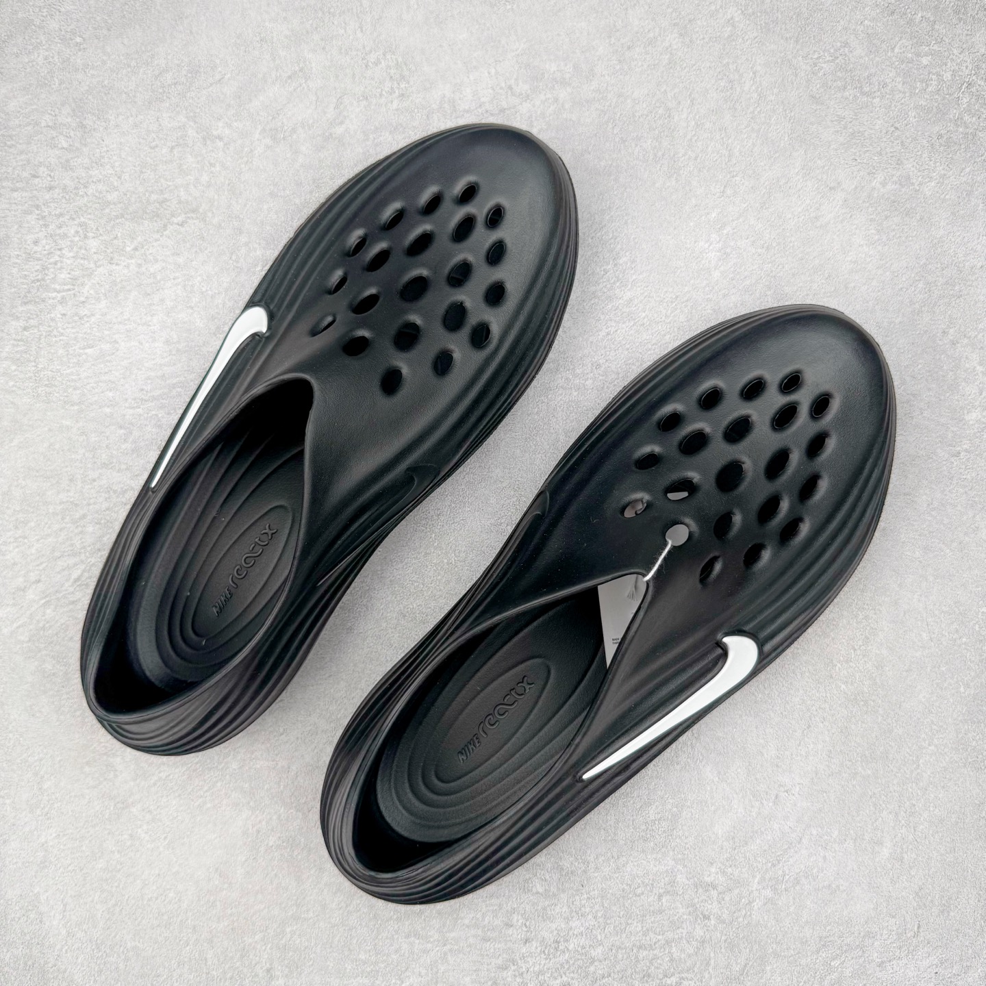 图片[3]-＃Lw纯原 NK ReactX Rejuven8 简约舒适百搭洞洞鞋 FV5060-001 重金购入原鞋及原档案磨具生产指令开发 唯一正确组合大底 组合侧面Logo 鞋头不过分上翘 后跟Logo 凹凸明显 轮廓分明 LOGO内侧钢印清晰工整 原厂磨具全鞋无多余毛边 同源公司EVA粒子环保塑料 原厂指令配方 无任何异味 弹性卡色均保持原鞋一致 匠心打造 鞋口弧度大小 鞋面色泽质感同步原鞋 LOGO内侧钢印清晰工整 从名字就能看出，这款鞋搭载了React X缓震科技，保证了舒适的脚感和轻盈的穿着体验。设计上，这双鞋采用了近几年非常流行的洞洞鞋风格，但特别之处在于加入了波浪纹路细节，让整个鞋型看起来更有立体感，视觉上也增添了几分现代感。尺码：36 36.5 37.5 38 38.5 39 40 40.5 41 42 42.5 43 44 44.5 45 46.5 47.5 48.5-选品中心