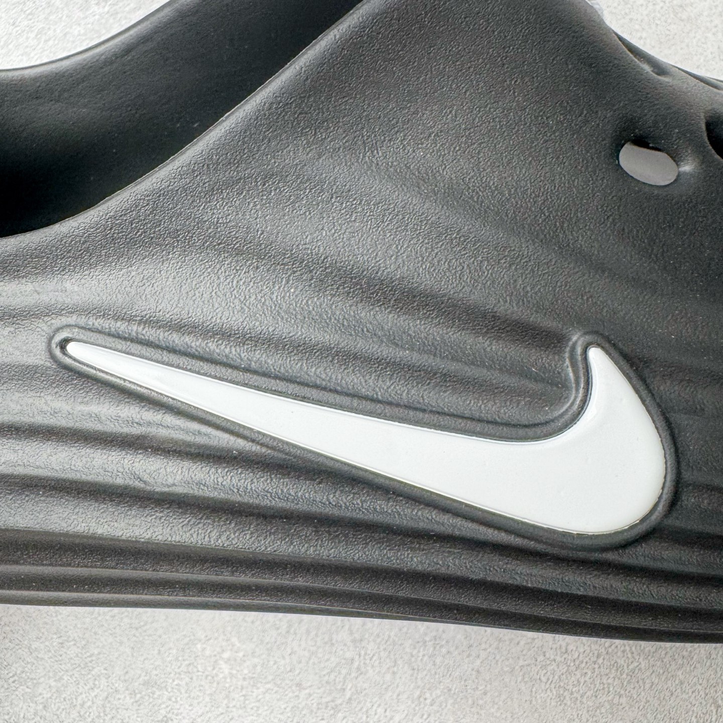 图片[14]-＃Lw纯原 NK ReactX Rejuven8 简约舒适百搭洞洞鞋 FV5060-001 重金购入原鞋及原档案磨具生产指令开发 唯一正确组合大底 组合侧面Logo 鞋头不过分上翘 后跟Logo 凹凸明显 轮廓分明 LOGO内侧钢印清晰工整 原厂磨具全鞋无多余毛边 同源公司EVA粒子环保塑料 原厂指令配方 无任何异味 弹性卡色均保持原鞋一致 匠心打造 鞋口弧度大小 鞋面色泽质感同步原鞋 LOGO内侧钢印清晰工整 从名字就能看出，这款鞋搭载了React X缓震科技，保证了舒适的脚感和轻盈的穿着体验。设计上，这双鞋采用了近几年非常流行的洞洞鞋风格，但特别之处在于加入了波浪纹路细节，让整个鞋型看起来更有立体感，视觉上也增添了几分现代感。尺码：36 36.5 37.5 38 38.5 39 40 40.5 41 42 42.5 43 44 44.5 45 46.5 47.5 48.5-选品中心