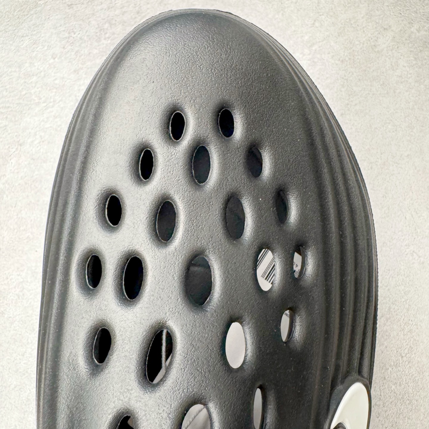 图片[15]-＃Lw纯原 NK ReactX Rejuven8 简约舒适百搭洞洞鞋 FV5060-001 重金购入原鞋及原档案磨具生产指令开发 唯一正确组合大底 组合侧面Logo 鞋头不过分上翘 后跟Logo 凹凸明显 轮廓分明 LOGO内侧钢印清晰工整 原厂磨具全鞋无多余毛边 同源公司EVA粒子环保塑料 原厂指令配方 无任何异味 弹性卡色均保持原鞋一致 匠心打造 鞋口弧度大小 鞋面色泽质感同步原鞋 LOGO内侧钢印清晰工整 从名字就能看出，这款鞋搭载了React X缓震科技，保证了舒适的脚感和轻盈的穿着体验。设计上，这双鞋采用了近几年非常流行的洞洞鞋风格，但特别之处在于加入了波浪纹路细节，让整个鞋型看起来更有立体感，视觉上也增添了几分现代感。尺码：36 36.5 37.5 38 38.5 39 40 40.5 41 42 42.5 43 44 44.5 45 46.5 47.5 48.5-选品中心