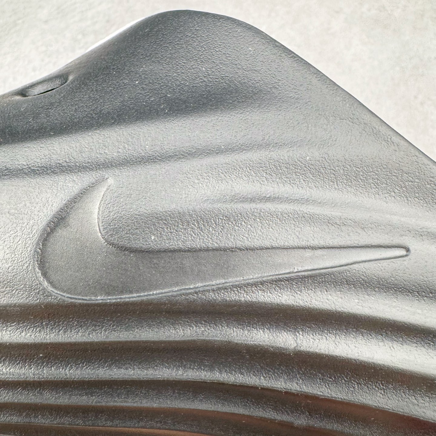 图片[12]-＃Lw纯原 NK ReactX Rejuven8 简约舒适百搭洞洞鞋 FV5060-001 重金购入原鞋及原档案磨具生产指令开发 唯一正确组合大底 组合侧面Logo 鞋头不过分上翘 后跟Logo 凹凸明显 轮廓分明 LOGO内侧钢印清晰工整 原厂磨具全鞋无多余毛边 同源公司EVA粒子环保塑料 原厂指令配方 无任何异味 弹性卡色均保持原鞋一致 匠心打造 鞋口弧度大小 鞋面色泽质感同步原鞋 LOGO内侧钢印清晰工整 从名字就能看出，这款鞋搭载了React X缓震科技，保证了舒适的脚感和轻盈的穿着体验。设计上，这双鞋采用了近几年非常流行的洞洞鞋风格，但特别之处在于加入了波浪纹路细节，让整个鞋型看起来更有立体感，视觉上也增添了几分现代感。尺码：36 36.5 37.5 38 38.5 39 40 40.5 41 42 42.5 43 44 44.5 45 46.5 47.5 48.5-选品中心