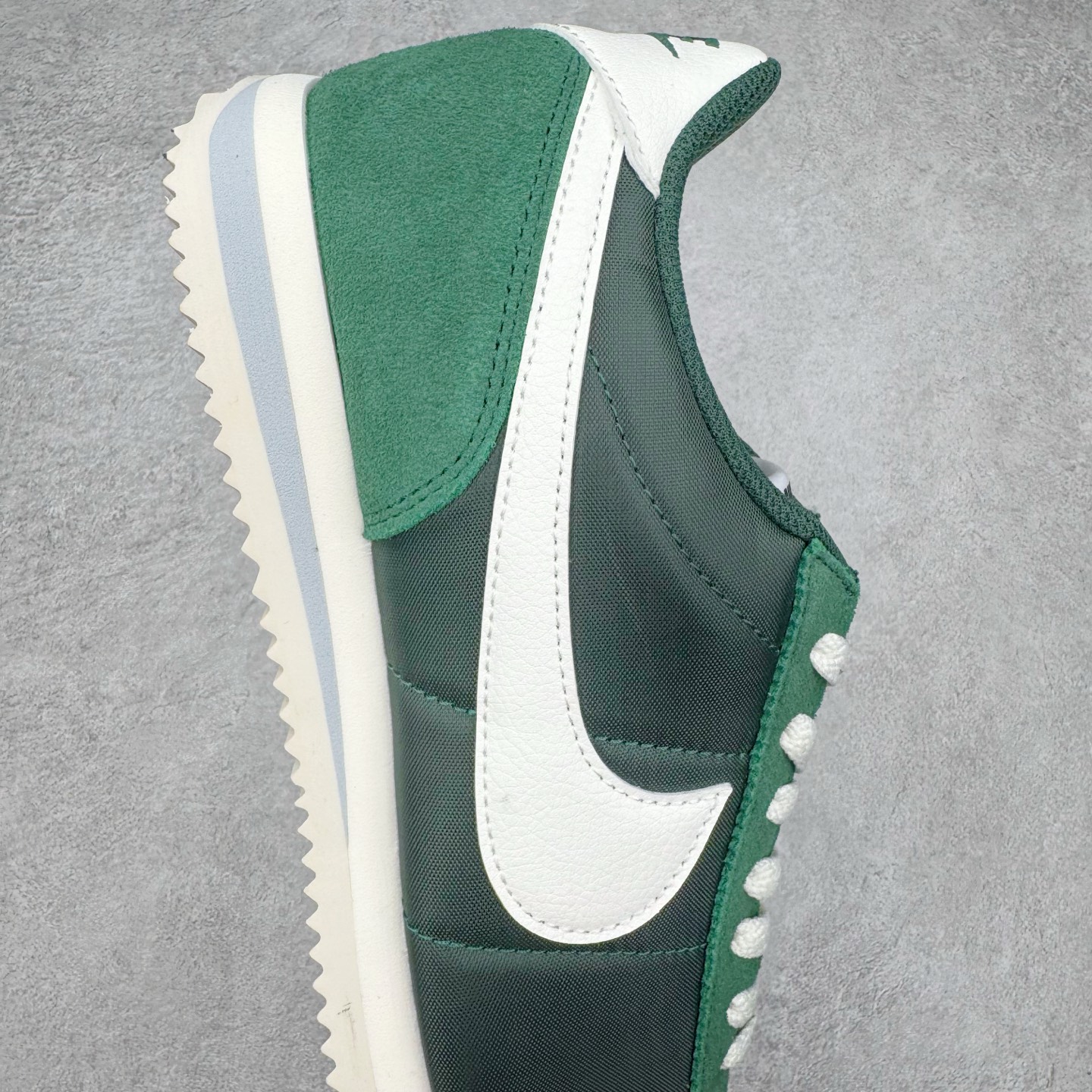 图片[6]-＃JC纯原 NK Classic Cortez Leather 阿甘复古初代皮革慢跑鞋 DZ2795-300 实体平台指令订单 全套原纸板楦头开发 原厂数据大底磨具 一比一鞋头弧度高度鞋身弧度 细节品控鞋型随意对比 正确烫金高频细节 公司级标准检验QC 区分市面一切版本 完美复刻阿甘复古鞋型 尺码：35.5 36 36.5 37.5 38 38.5 39 40 40.5 41 42 42.5 43 44 45-选品中心