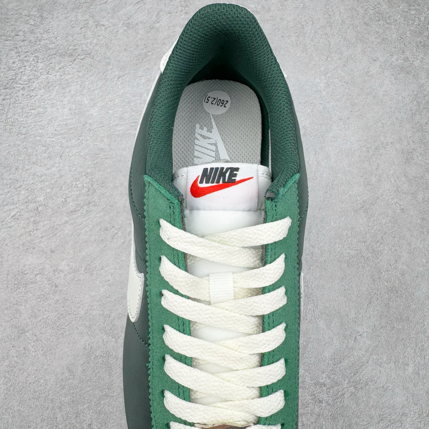 图片[5]-＃JC纯原 NK Classic Cortez Leather 阿甘复古初代皮革慢跑鞋 DZ2795-300 实体平台指令订单 全套原纸板楦头开发 原厂数据大底磨具 一比一鞋头弧度高度鞋身弧度 细节品控鞋型随意对比 正确烫金高频细节 公司级标准检验QC 区分市面一切版本 完美复刻阿甘复古鞋型 尺码：35.5 36 36.5 37.5 38 38.5 39 40 40.5 41 42 42.5 43 44 45-选品中心