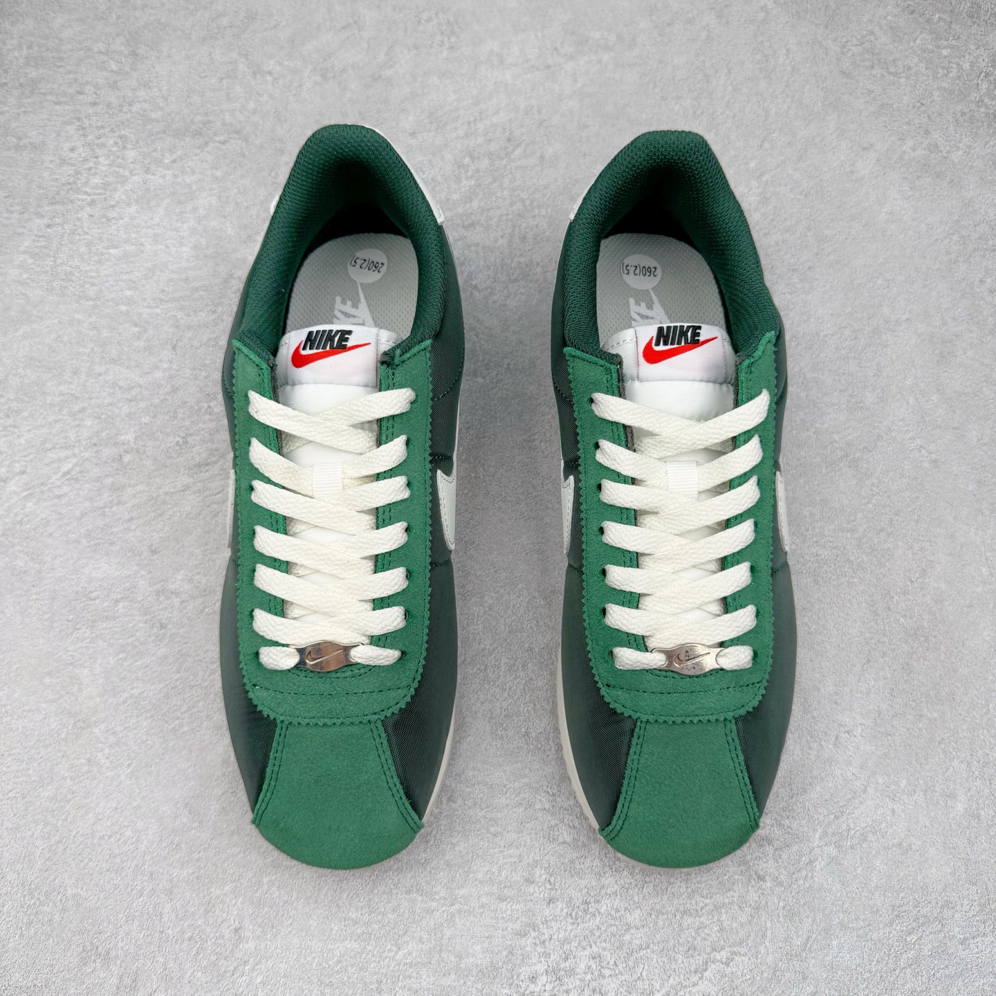 图片[2]-＃JC纯原 NK Classic Cortez Leather 阿甘复古初代皮革慢跑鞋 DZ2795-300 实体平台指令订单 全套原纸板楦头开发 原厂数据大底磨具 一比一鞋头弧度高度鞋身弧度 细节品控鞋型随意对比 正确烫金高频细节 公司级标准检验QC 区分市面一切版本 完美复刻阿甘复古鞋型 尺码：35.5 36 36.5 37.5 38 38.5 39 40 40.5 41 42 42.5 43 44 45-选品中心