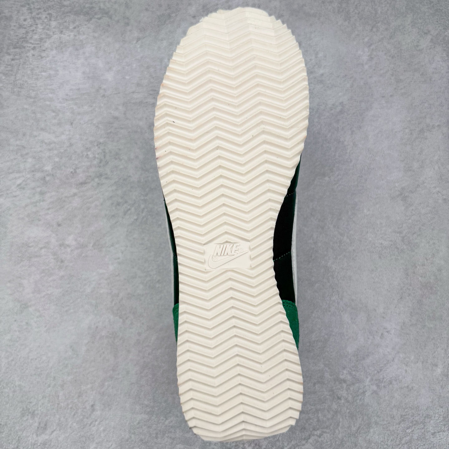 图片[9]-＃JC纯原 NK Classic Cortez Leather 阿甘复古初代皮革慢跑鞋 DZ2795-300 实体平台指令订单 全套原纸板楦头开发 原厂数据大底磨具 一比一鞋头弧度高度鞋身弧度 细节品控鞋型随意对比 正确烫金高频细节 公司级标准检验QC 区分市面一切版本 完美复刻阿甘复古鞋型 尺码：35.5 36 36.5 37.5 38 38.5 39 40 40.5 41 42 42.5 43 44 45-选品中心