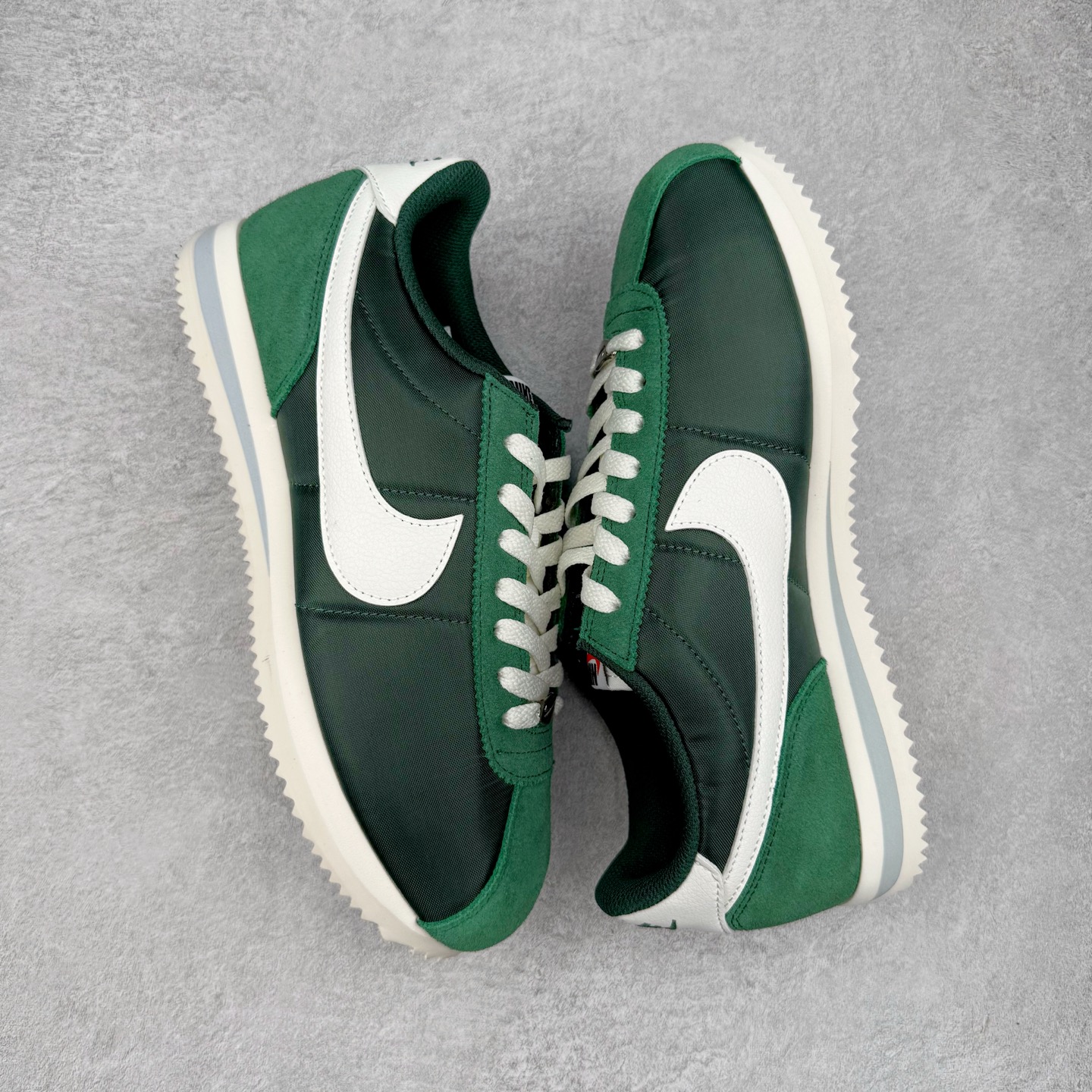 图片[3]-＃JC纯原 NK Classic Cortez Leather 阿甘复古初代皮革慢跑鞋 DZ2795-300 实体平台指令订单 全套原纸板楦头开发 原厂数据大底磨具 一比一鞋头弧度高度鞋身弧度 细节品控鞋型随意对比 正确烫金高频细节 公司级标准检验QC 区分市面一切版本 完美复刻阿甘复古鞋型 尺码：35.5 36 36.5 37.5 38 38.5 39 40 40.5 41 42 42.5 43 44 45-选品中心