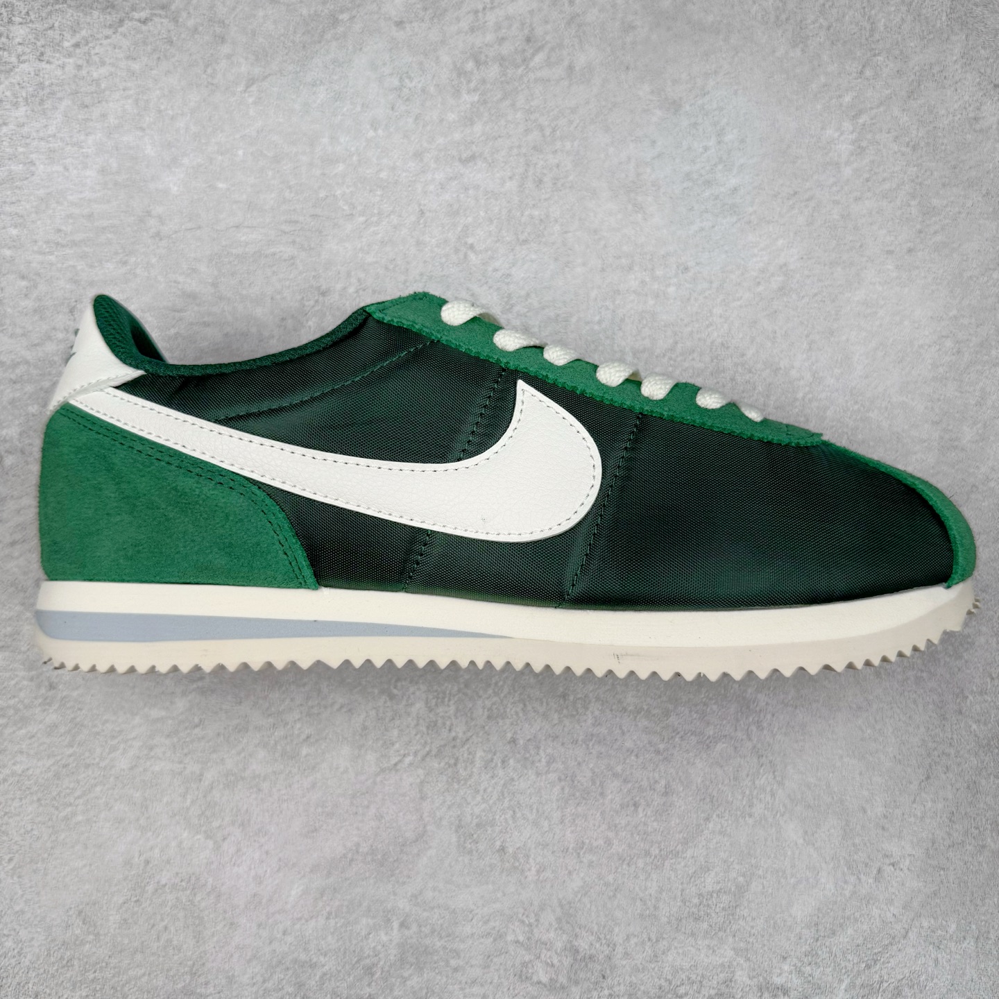 ＃JC纯原 NK Classic Cortez Leather 阿甘复古初代皮革慢跑鞋 DZ2795-300 实体平台指令订单 全套原纸板楦头开发 原厂数据大底磨具 一比一鞋头弧度高度鞋身弧度 细节品控鞋型随意对比 正确烫金高频细节 公司级标准检验QC 区分市面一切版本 完美复刻阿甘复古鞋型 尺码：35.5 36 36.5 37.5 38 38.5 39 40 40.5 41 42 42.5 43 44 45-选品中心