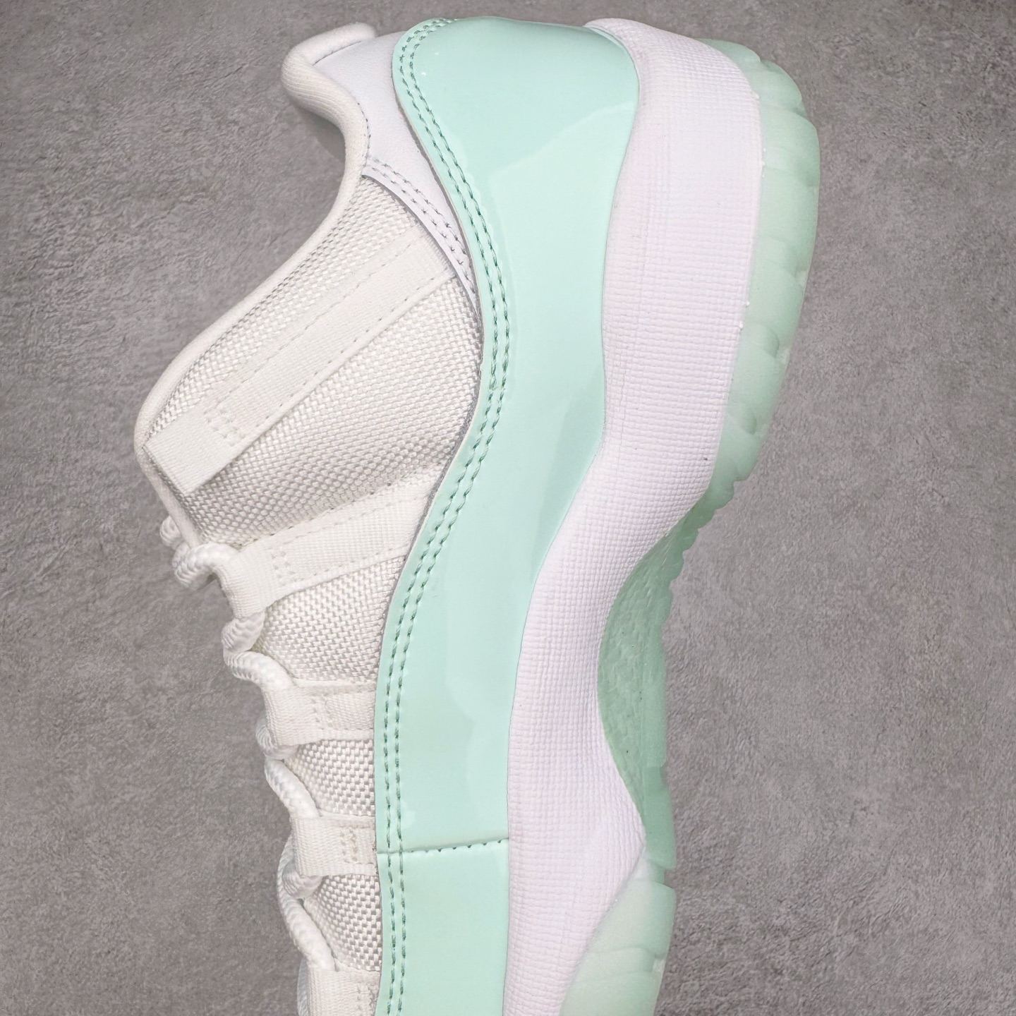 图片[7]-＃KZ神版 Air Jordan AJ11 Low 低帮 薄荷绿 AH7860-103 市场中端王者 耗时半年巨作 全套原纸板楦头开发 确保原汁原味 完美呈现11代版型 此版本只针对中端市场 皮料材质有所更替 其他数据细节工艺流程均保持一致绝不口嗨 细节品控鞋型随意秒杀市面3XX 原楦原档案数据开模打造 原厂中底拉帮钢印 原厂进口漆皮 防冻不开裂 原装鞋撑 水晶大底正确色度色泽 原楦原数据刺绣 原厂车缝走线及对位 毫厘不差 飞人logo采用原数据电脑刺绣 原装正品碳纤维真实碳板 增强抗扭 原内标 原盒标 正确官方原盒 防氧化水晶外底 原厂配套全掌solo气垫 进口港宝加持 后跟自然饱满 全鞋荧光划线卡点 追求极致完美 每一双都是工艺品 多重QC质检 超越公司货的品控标准 实实在在的免检产品 尺码：36 36.5 37.5 38 38.5 39 40 40.5 41 42 42.5 43 44 44.5 45 46 47.5-选品中心