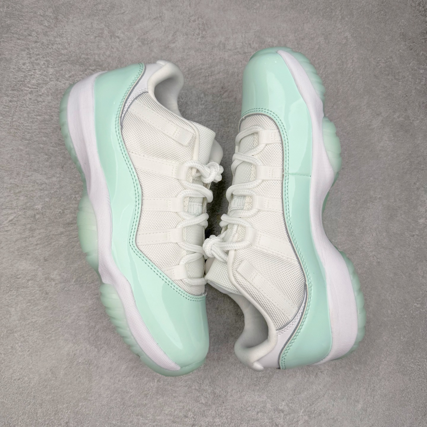 图片[3]-＃KZ神版 Air Jordan AJ11 Low 低帮 薄荷绿 AH7860-103 市场中端王者 耗时半年巨作 全套原纸板楦头开发 确保原汁原味 完美呈现11代版型 此版本只针对中端市场 皮料材质有所更替 其他数据细节工艺流程均保持一致绝不口嗨 细节品控鞋型随意秒杀市面3XX 原楦原档案数据开模打造 原厂中底拉帮钢印 原厂进口漆皮 防冻不开裂 原装鞋撑 水晶大底正确色度色泽 原楦原数据刺绣 原厂车缝走线及对位 毫厘不差 飞人logo采用原数据电脑刺绣 原装正品碳纤维真实碳板 增强抗扭 原内标 原盒标 正确官方原盒 防氧化水晶外底 原厂配套全掌solo气垫 进口港宝加持 后跟自然饱满 全鞋荧光划线卡点 追求极致完美 每一双都是工艺品 多重QC质检 超越公司货的品控标准 实实在在的免检产品 尺码：36 36.5 37.5 38 38.5 39 40 40.5 41 42 42.5 43 44 44.5 45 46 47.5-选品中心