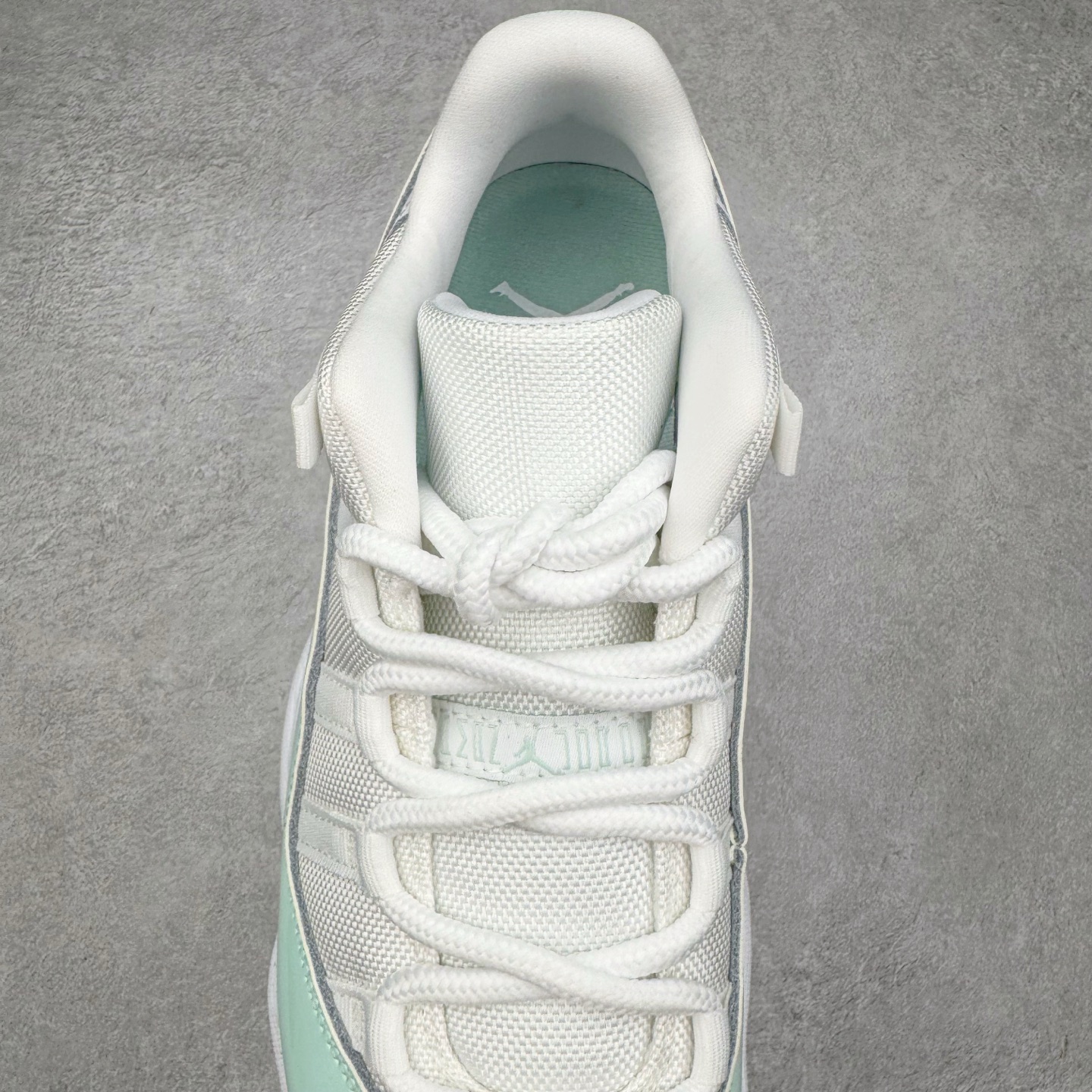 图片[5]-＃KZ神版 Air Jordan AJ11 Low 低帮 薄荷绿 AH7860-103 市场中端王者 耗时半年巨作 全套原纸板楦头开发 确保原汁原味 完美呈现11代版型 此版本只针对中端市场 皮料材质有所更替 其他数据细节工艺流程均保持一致绝不口嗨 细节品控鞋型随意秒杀市面3XX 原楦原档案数据开模打造 原厂中底拉帮钢印 原厂进口漆皮 防冻不开裂 原装鞋撑 水晶大底正确色度色泽 原楦原数据刺绣 原厂车缝走线及对位 毫厘不差 飞人logo采用原数据电脑刺绣 原装正品碳纤维真实碳板 增强抗扭 原内标 原盒标 正确官方原盒 防氧化水晶外底 原厂配套全掌solo气垫 进口港宝加持 后跟自然饱满 全鞋荧光划线卡点 追求极致完美 每一双都是工艺品 多重QC质检 超越公司货的品控标准 实实在在的免检产品 尺码：36 36.5 37.5 38 38.5 39 40 40.5 41 42 42.5 43 44 44.5 45 46 47.5-选品中心