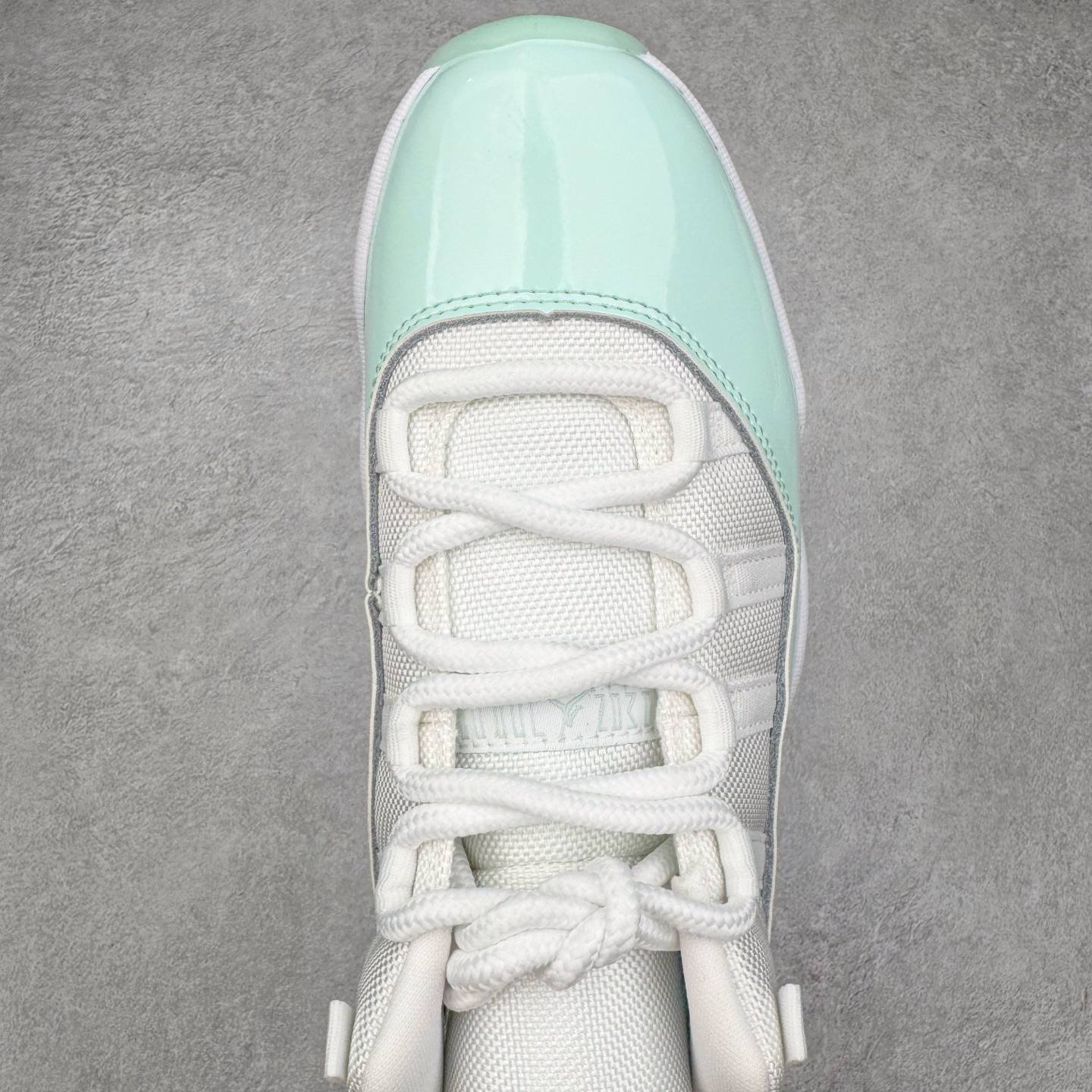图片[4]-＃KZ神版 Air Jordan AJ11 Low 低帮 薄荷绿 AH7860-103 市场中端王者 耗时半年巨作 全套原纸板楦头开发 确保原汁原味 完美呈现11代版型 此版本只针对中端市场 皮料材质有所更替 其他数据细节工艺流程均保持一致绝不口嗨 细节品控鞋型随意秒杀市面3XX 原楦原档案数据开模打造 原厂中底拉帮钢印 原厂进口漆皮 防冻不开裂 原装鞋撑 水晶大底正确色度色泽 原楦原数据刺绣 原厂车缝走线及对位 毫厘不差 飞人logo采用原数据电脑刺绣 原装正品碳纤维真实碳板 增强抗扭 原内标 原盒标 正确官方原盒 防氧化水晶外底 原厂配套全掌solo气垫 进口港宝加持 后跟自然饱满 全鞋荧光划线卡点 追求极致完美 每一双都是工艺品 多重QC质检 超越公司货的品控标准 实实在在的免检产品 尺码：36 36.5 37.5 38 38.5 39 40 40.5 41 42 42.5 43 44 44.5 45 46 47.5-选品中心