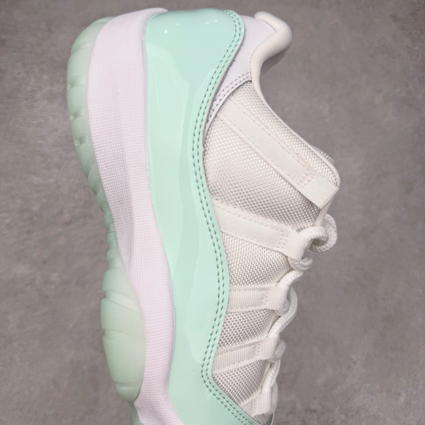 图片[6]-＃KZ神版 Air Jordan AJ11 Low 低帮 薄荷绿 AH7860-103 市场中端王者 耗时半年巨作 全套原纸板楦头开发 确保原汁原味 完美呈现11代版型 此版本只针对中端市场 皮料材质有所更替 其他数据细节工艺流程均保持一致绝不口嗨 细节品控鞋型随意秒杀市面3XX 原楦原档案数据开模打造 原厂中底拉帮钢印 原厂进口漆皮 防冻不开裂 原装鞋撑 水晶大底正确色度色泽 原楦原数据刺绣 原厂车缝走线及对位 毫厘不差 飞人logo采用原数据电脑刺绣 原装正品碳纤维真实碳板 增强抗扭 原内标 原盒标 正确官方原盒 防氧化水晶外底 原厂配套全掌solo气垫 进口港宝加持 后跟自然饱满 全鞋荧光划线卡点 追求极致完美 每一双都是工艺品 多重QC质检 超越公司货的品控标准 实实在在的免检产品 尺码：36 36.5 37.5 38 38.5 39 40 40.5 41 42 42.5 43 44 44.5 45 46 47.5-选品中心