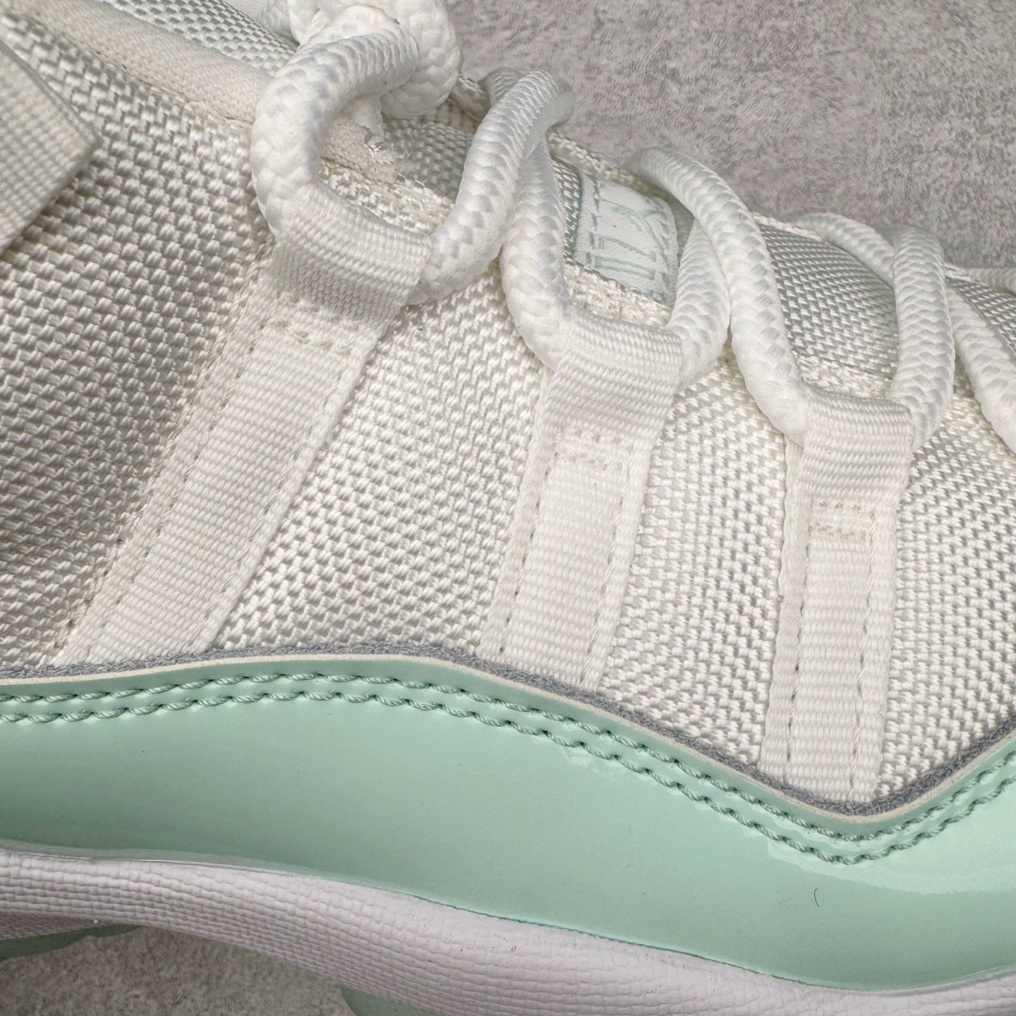 图片[17]-＃KZ神版 Air Jordan AJ11 Low 低帮 薄荷绿 AH7860-103 市场中端王者 耗时半年巨作 全套原纸板楦头开发 确保原汁原味 完美呈现11代版型 此版本只针对中端市场 皮料材质有所更替 其他数据细节工艺流程均保持一致绝不口嗨 细节品控鞋型随意秒杀市面3XX 原楦原档案数据开模打造 原厂中底拉帮钢印 原厂进口漆皮 防冻不开裂 原装鞋撑 水晶大底正确色度色泽 原楦原数据刺绣 原厂车缝走线及对位 毫厘不差 飞人logo采用原数据电脑刺绣 原装正品碳纤维真实碳板 增强抗扭 原内标 原盒标 正确官方原盒 防氧化水晶外底 原厂配套全掌solo气垫 进口港宝加持 后跟自然饱满 全鞋荧光划线卡点 追求极致完美 每一双都是工艺品 多重QC质检 超越公司货的品控标准 实实在在的免检产品 尺码：36 36.5 37.5 38 38.5 39 40 40.5 41 42 42.5 43 44 44.5 45 46 47.5-选品中心